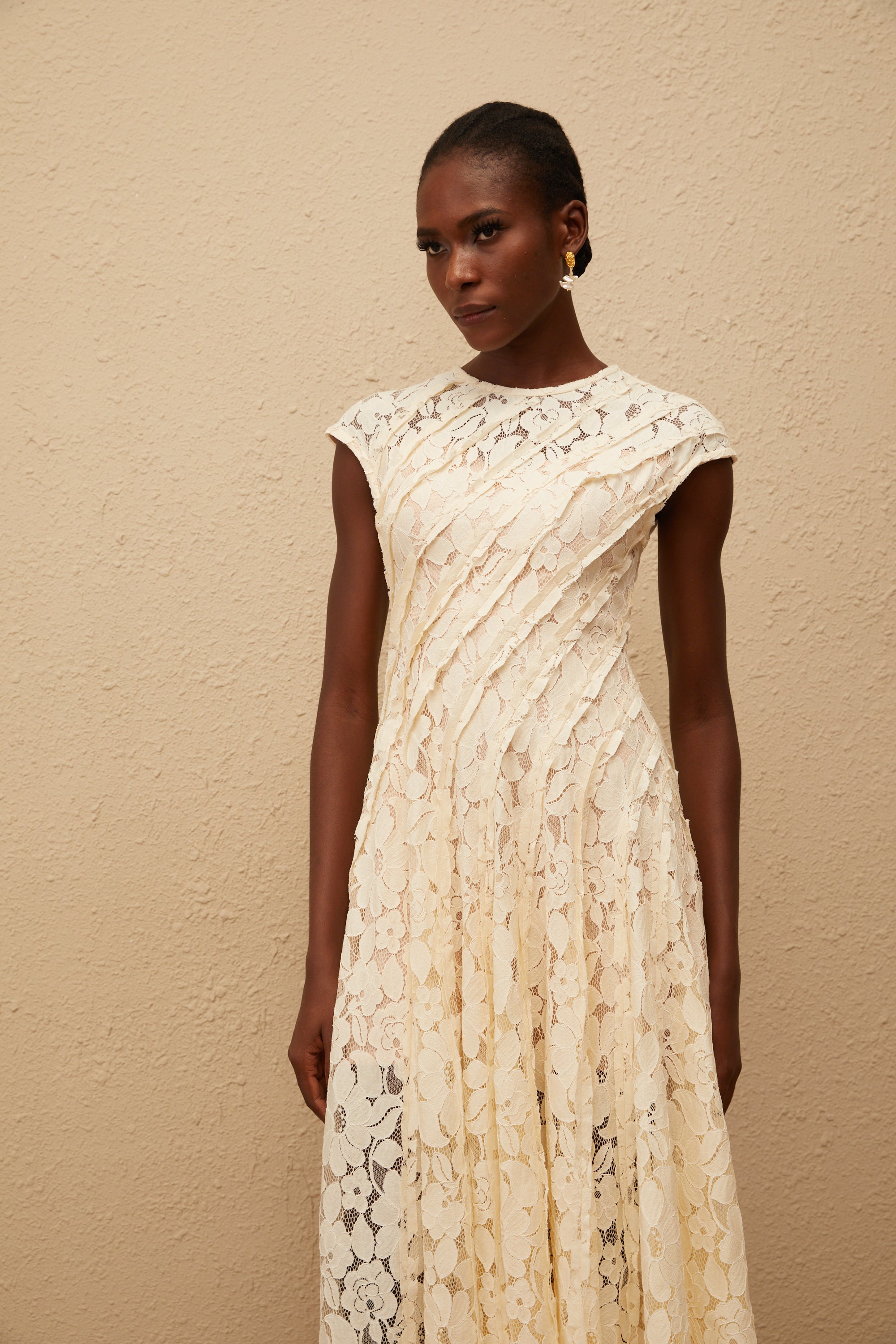 Adèle Neutrales Midikleid mit floraler Spitze