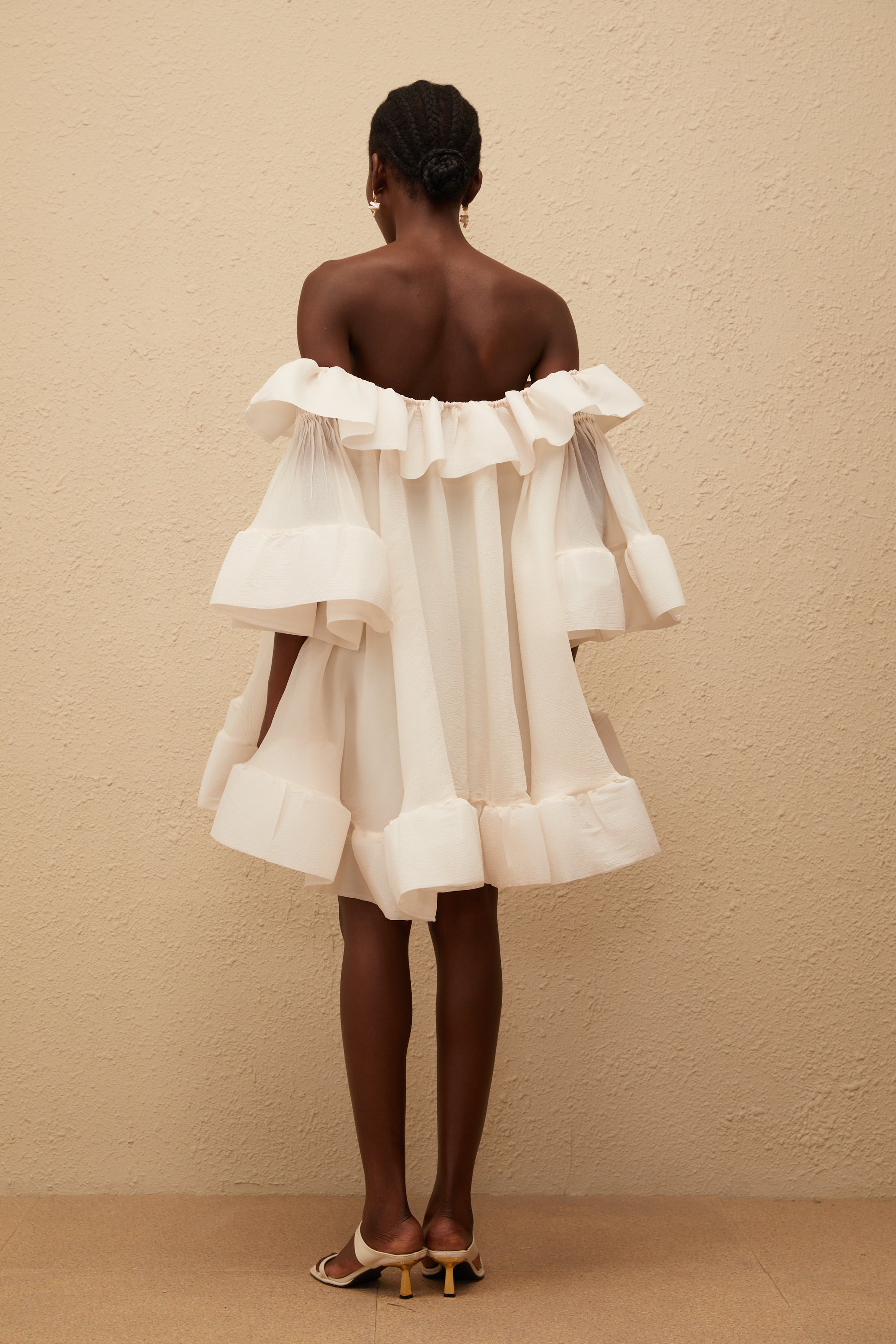 Flavie – Weißes, schulterfreies Minikleid mit Rüschen