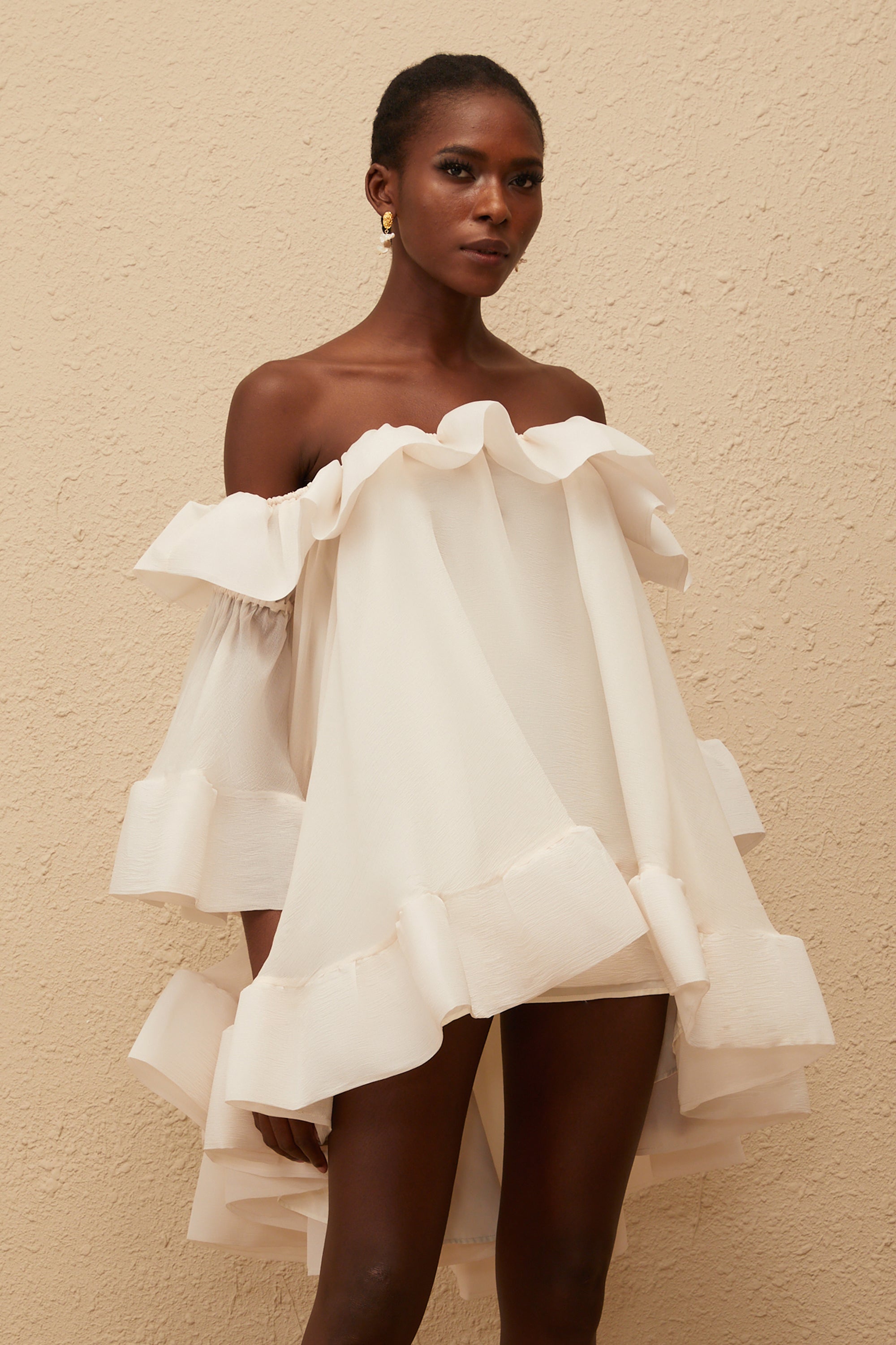 Flavie – Weißes, schulterfreies Minikleid mit Rüschen