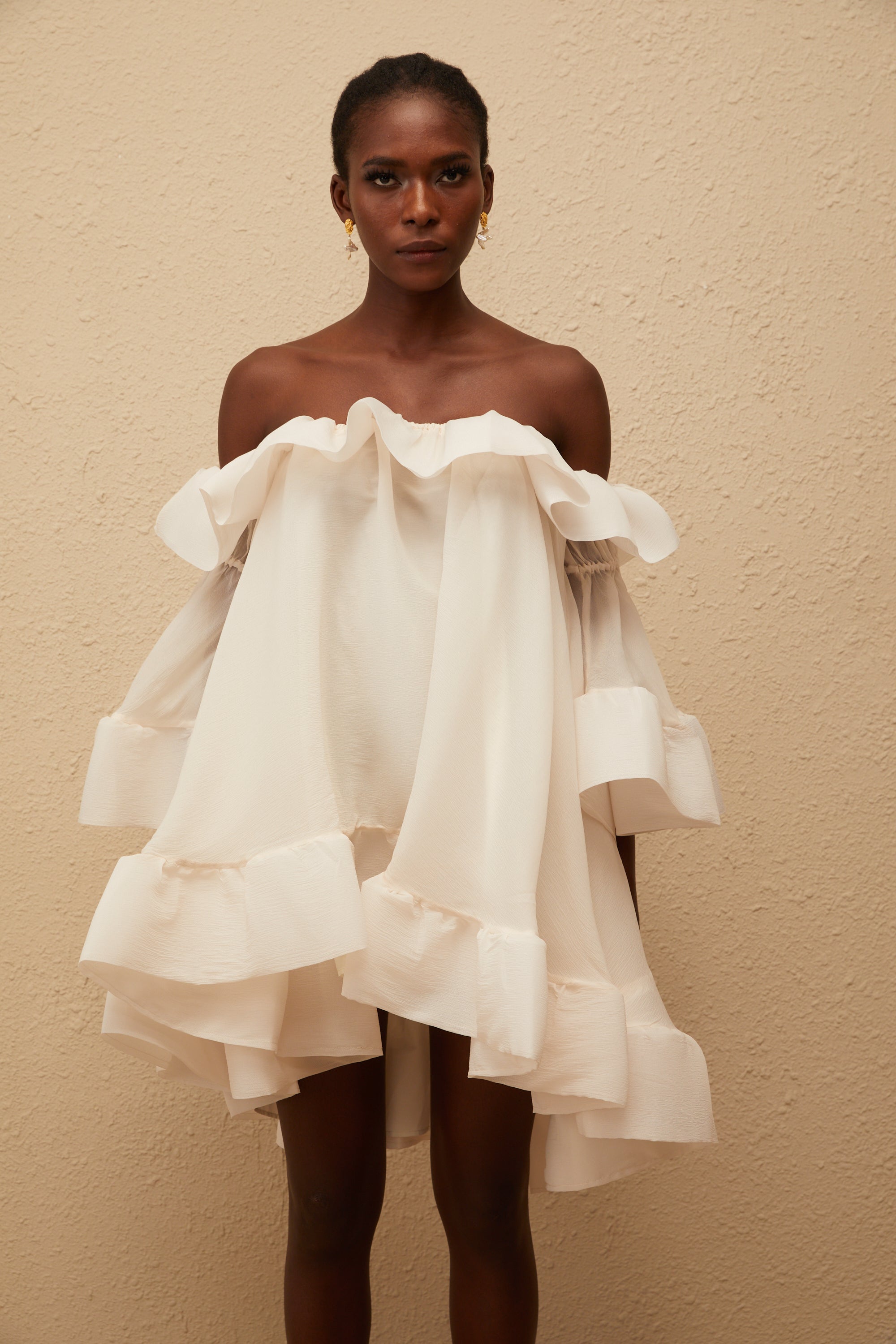 Flavie – Weißes, schulterfreies Minikleid mit Rüschen