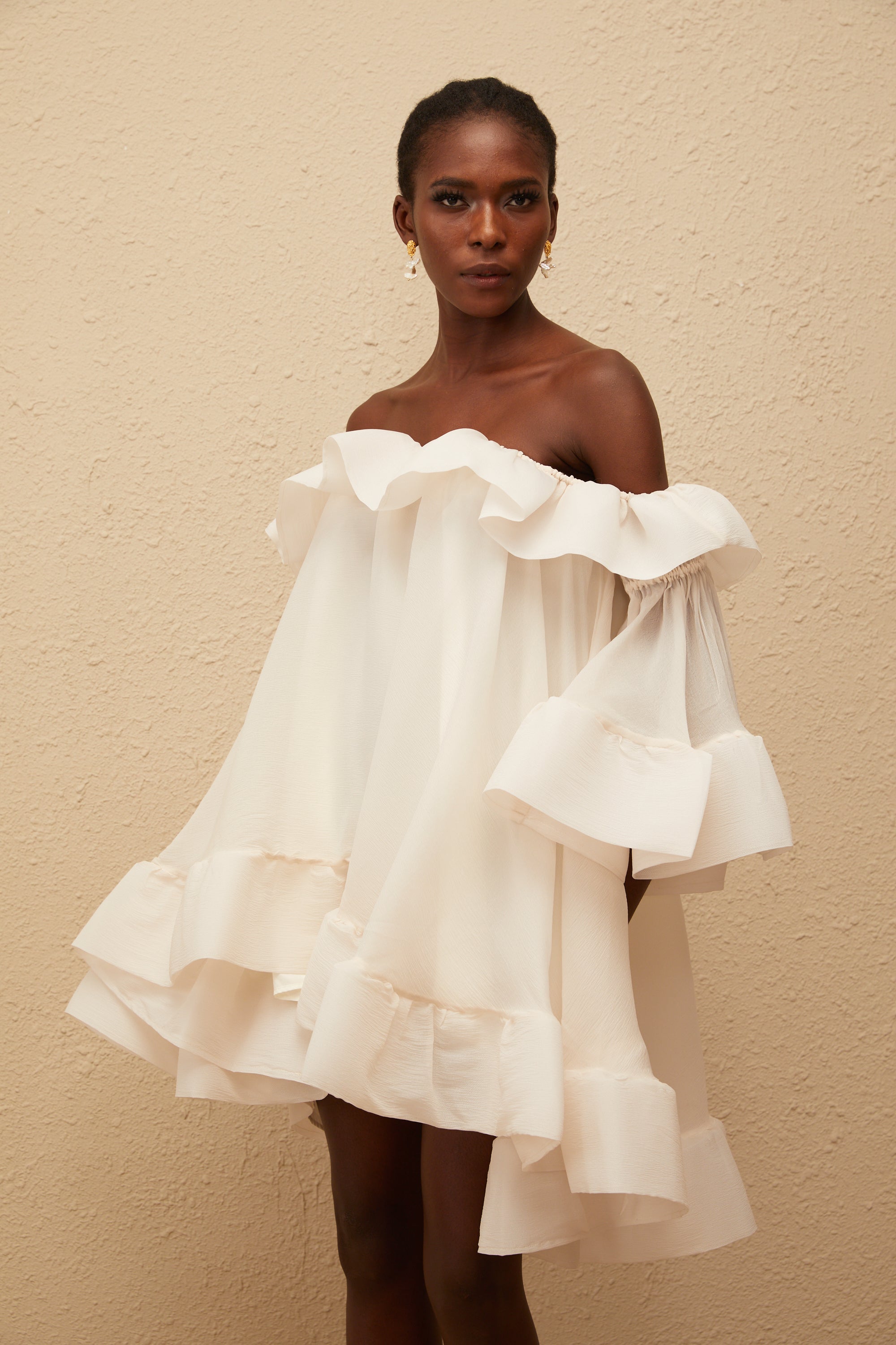 Flavie – Weißes, schulterfreies Minikleid mit Rüschen