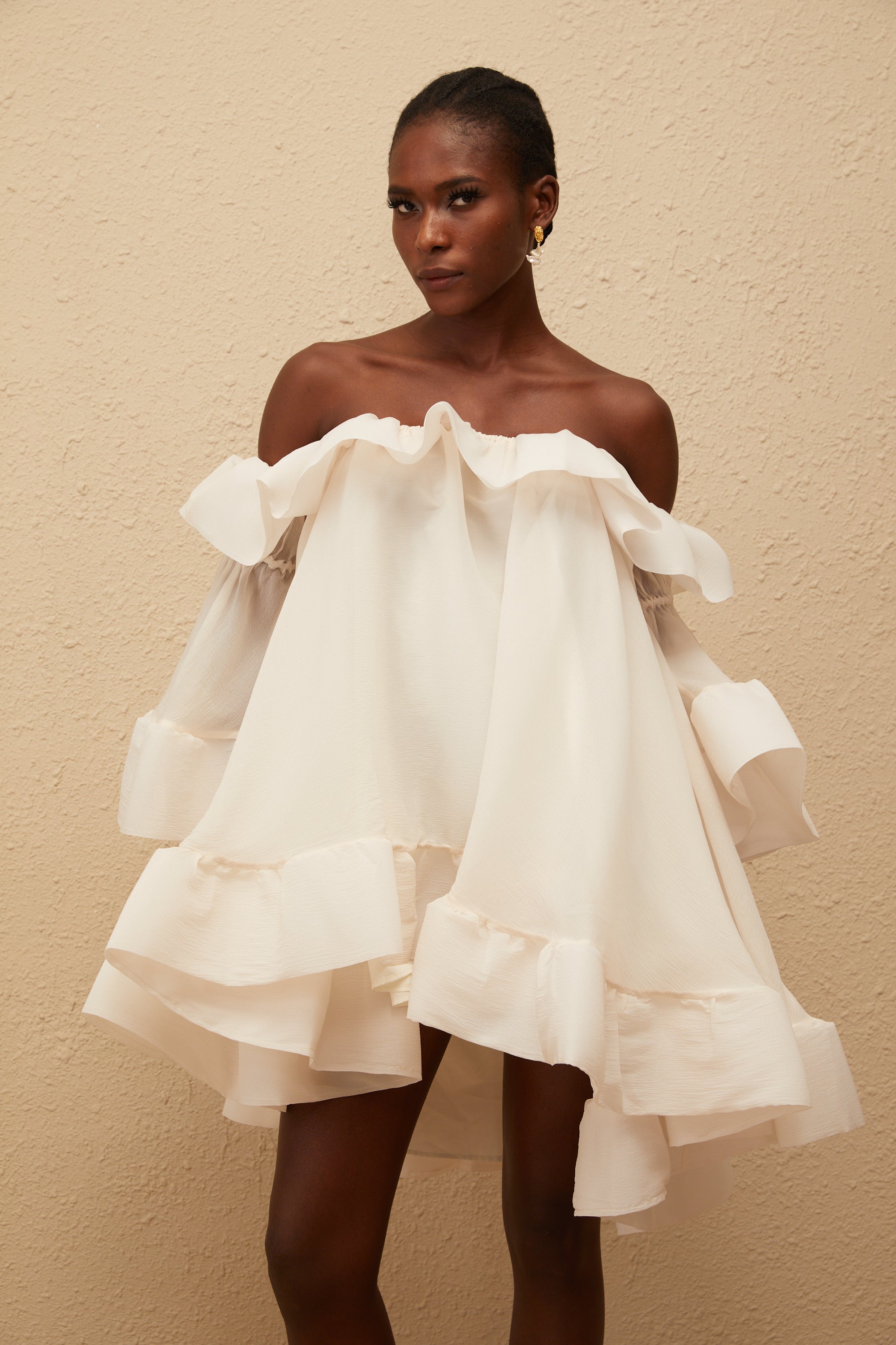 Flavie – Weißes, schulterfreies Minikleid mit Rüschen