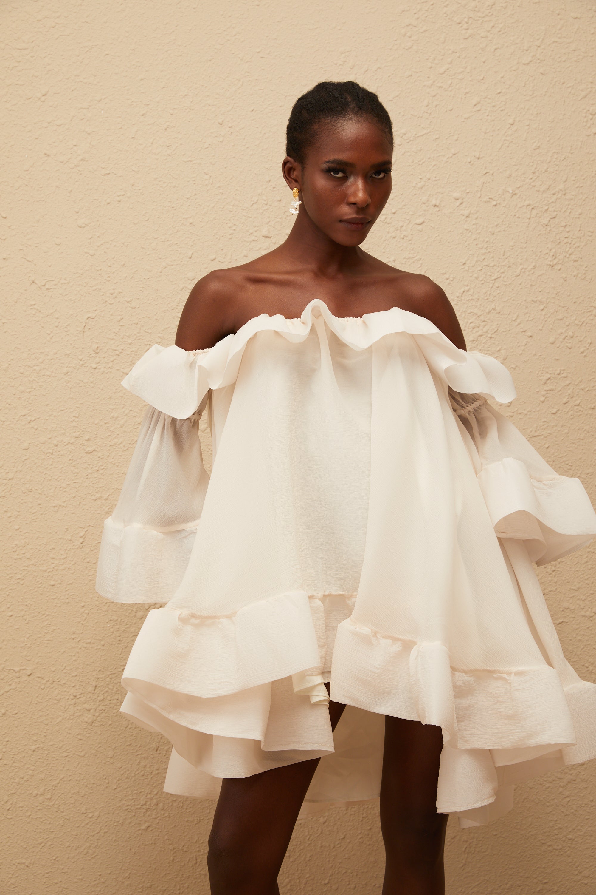 Flavie – Weißes, schulterfreies Minikleid mit Rüschen