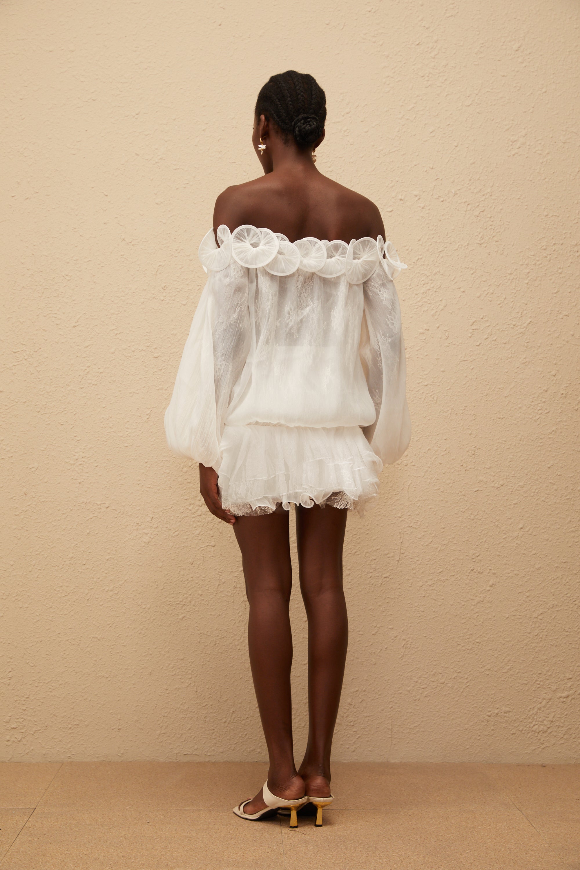 فستان إليز وايت القصير المزين بالزهور المجعدة