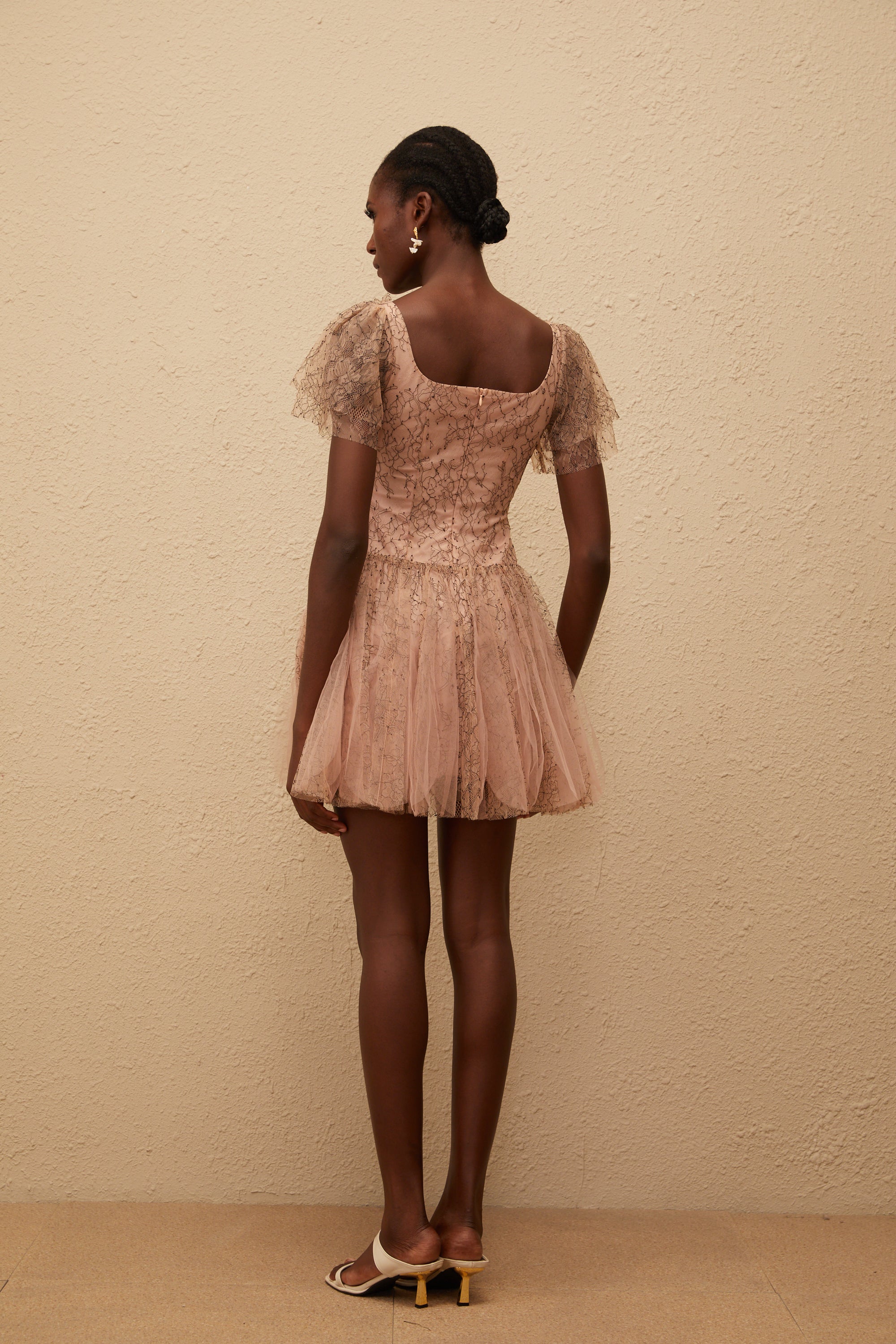 Gaëtane Braunes Minikleid mit Tülleinsatz und Spitze