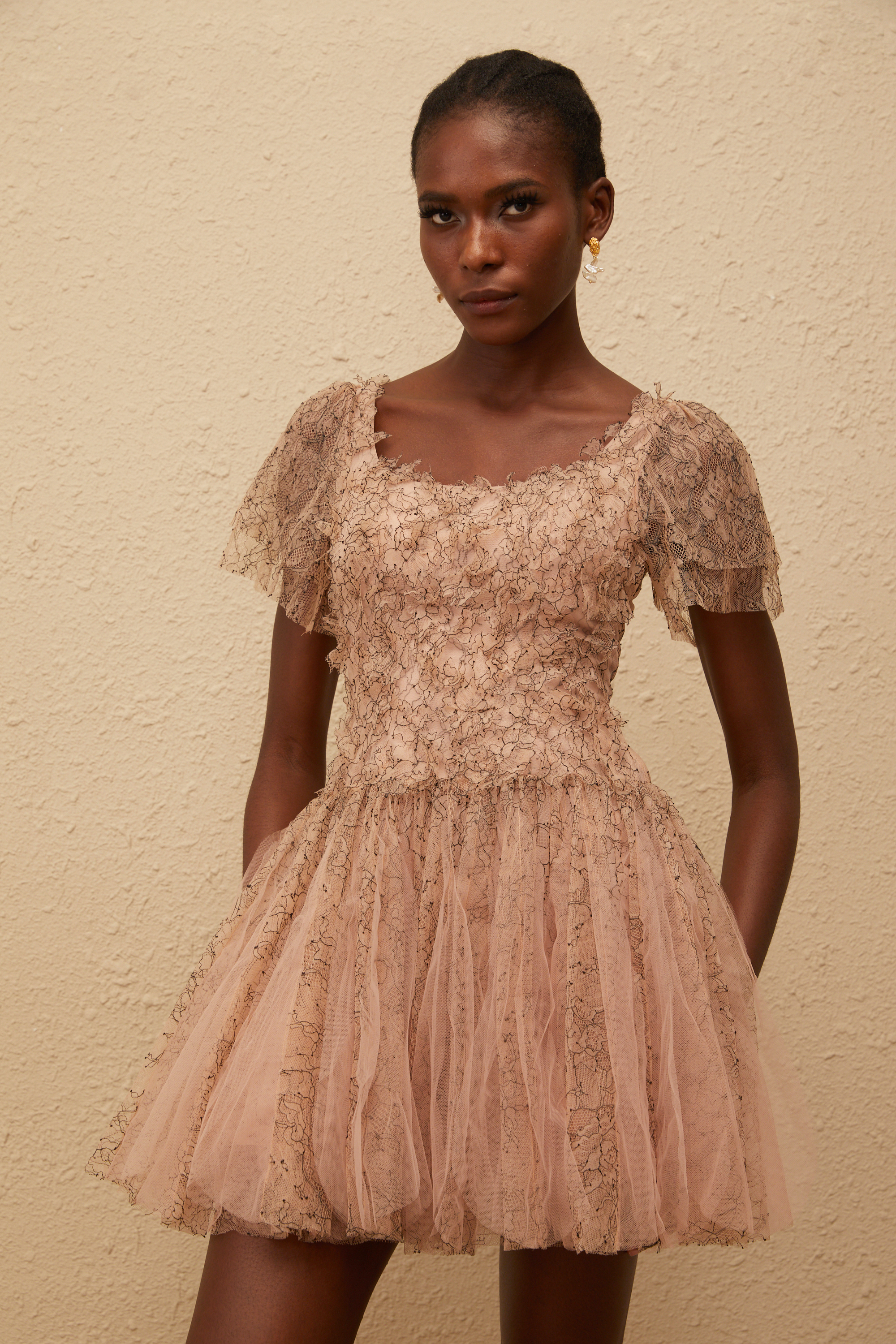 Gaëtane Braunes Minikleid mit Tülleinsatz und Spitze