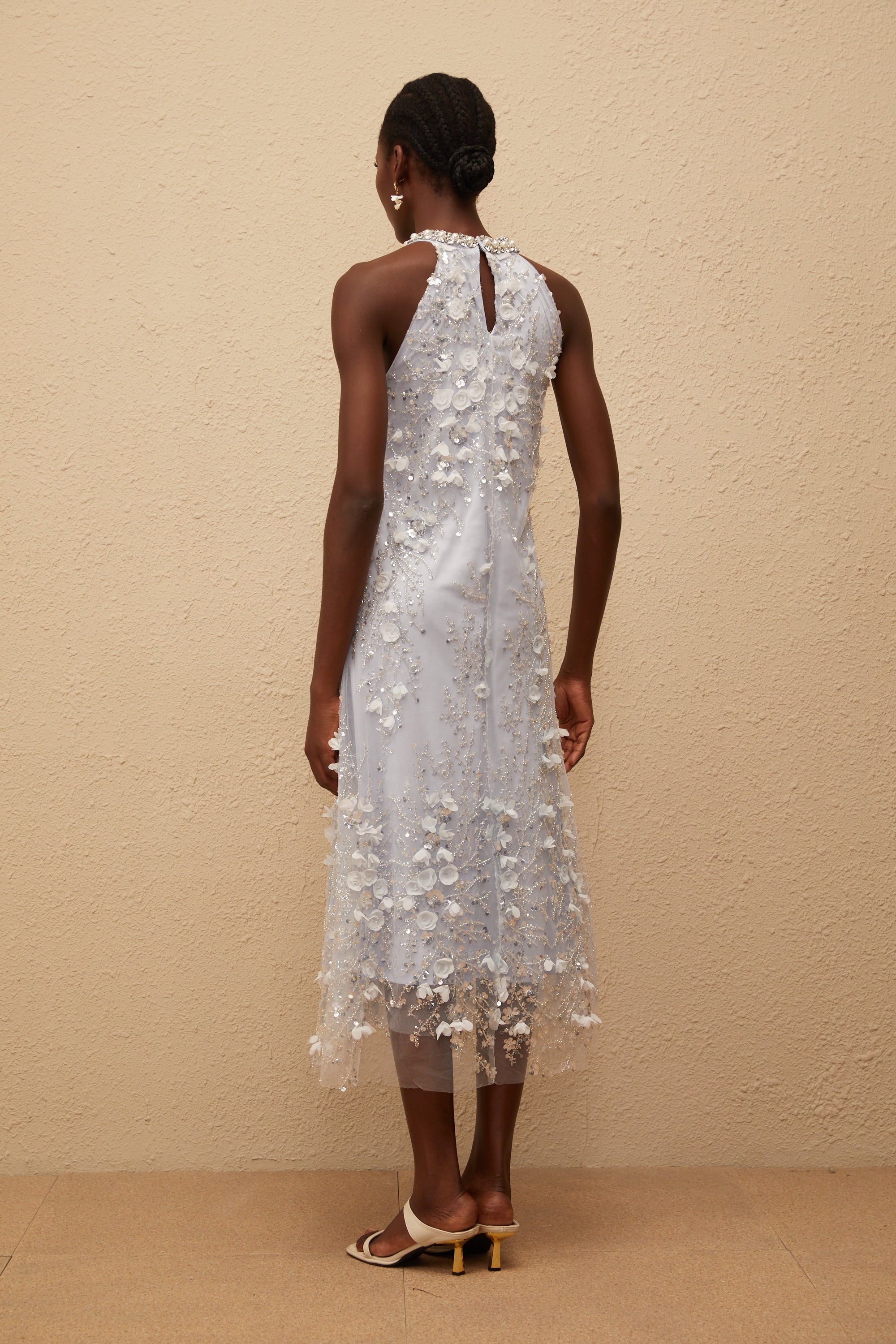 Quitterie – Blaues, verziertes Midikleid aus Tüll mit Blumenmuster