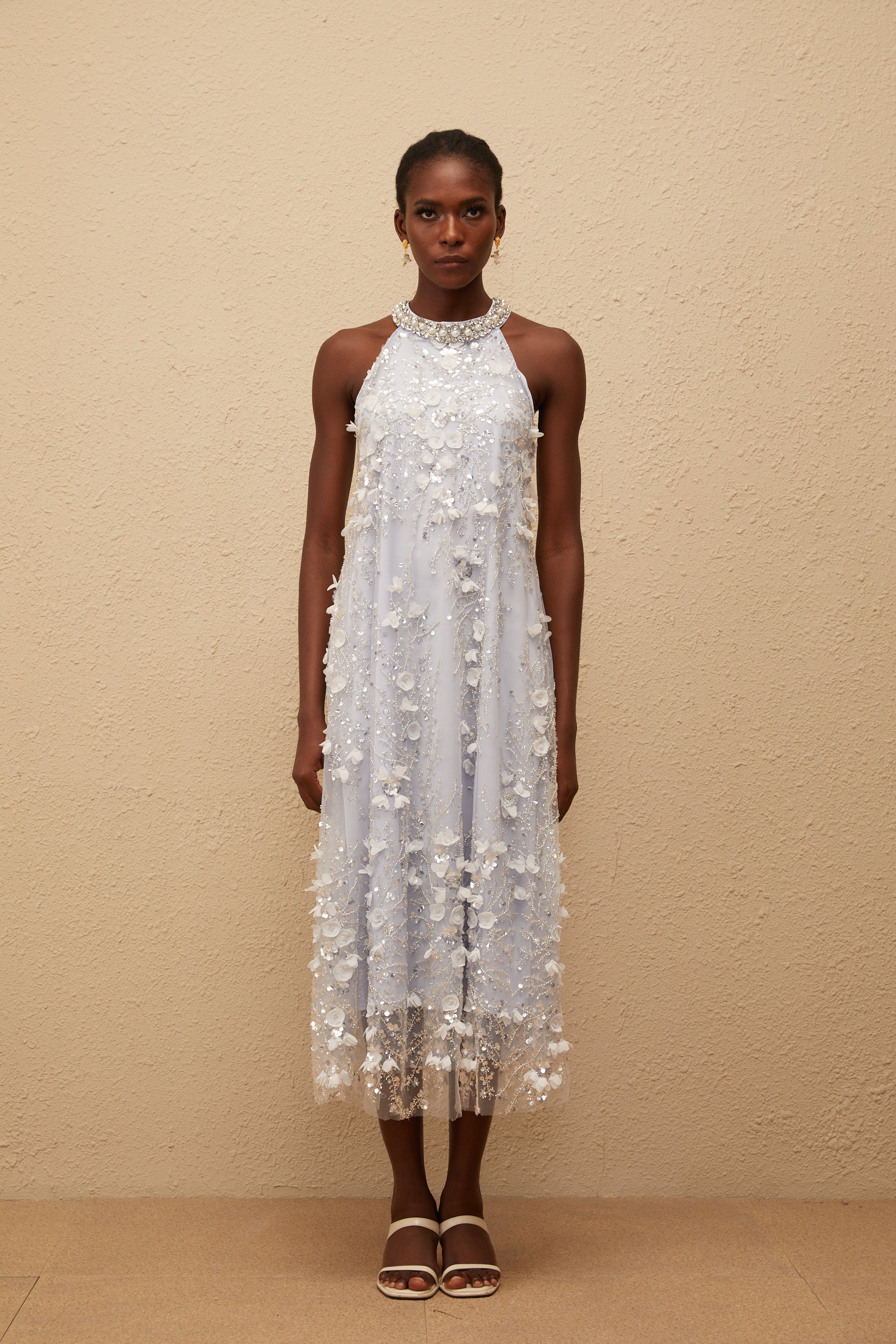 Quitterie – Blaues, verziertes Midikleid aus Tüll mit Blumenmuster