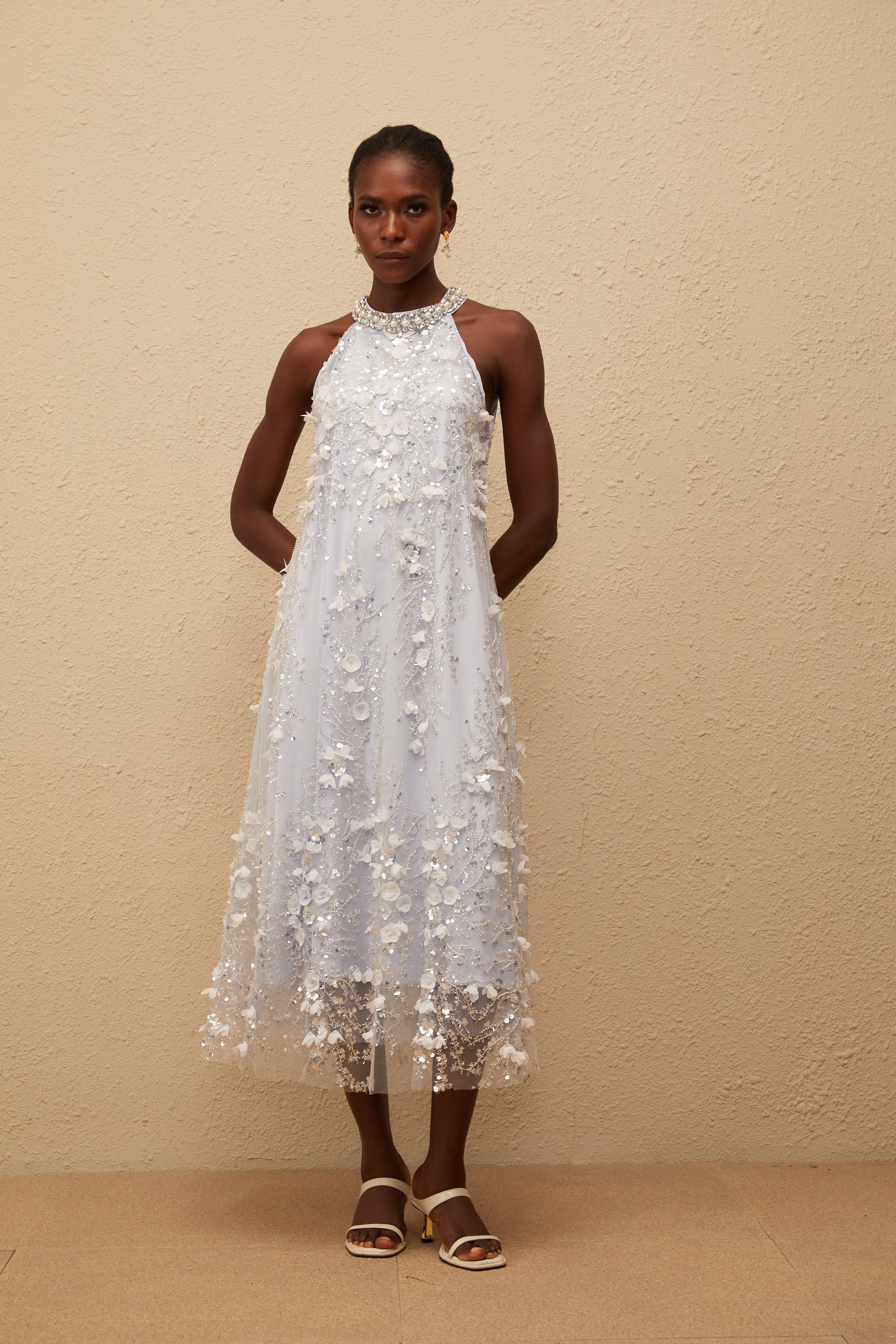 Quitterie – Blaues, verziertes Midikleid aus Tüll mit Blumenmuster