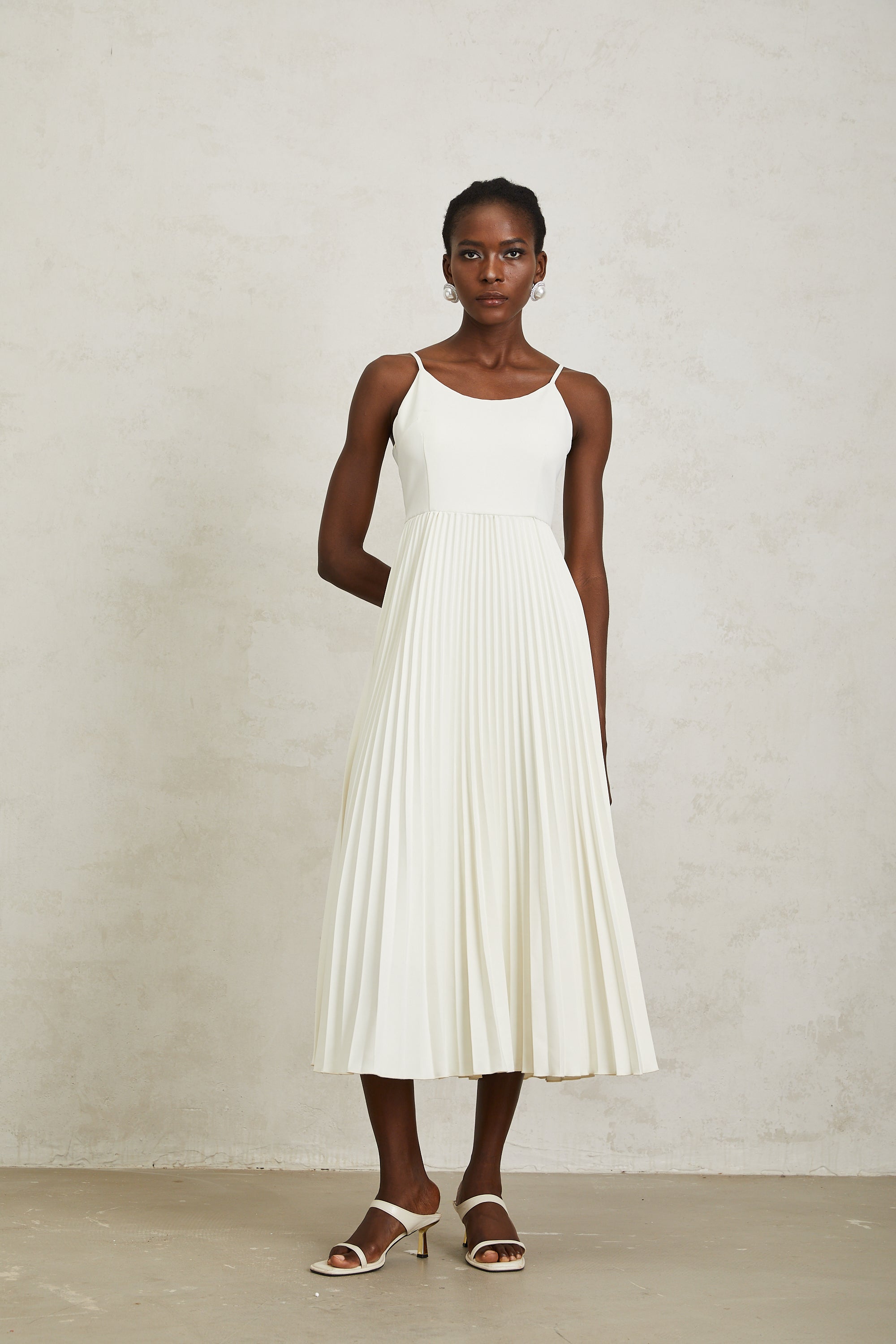 Calliopée – Weißes Set aus Jacke und Kleid mit Blumenapplikation