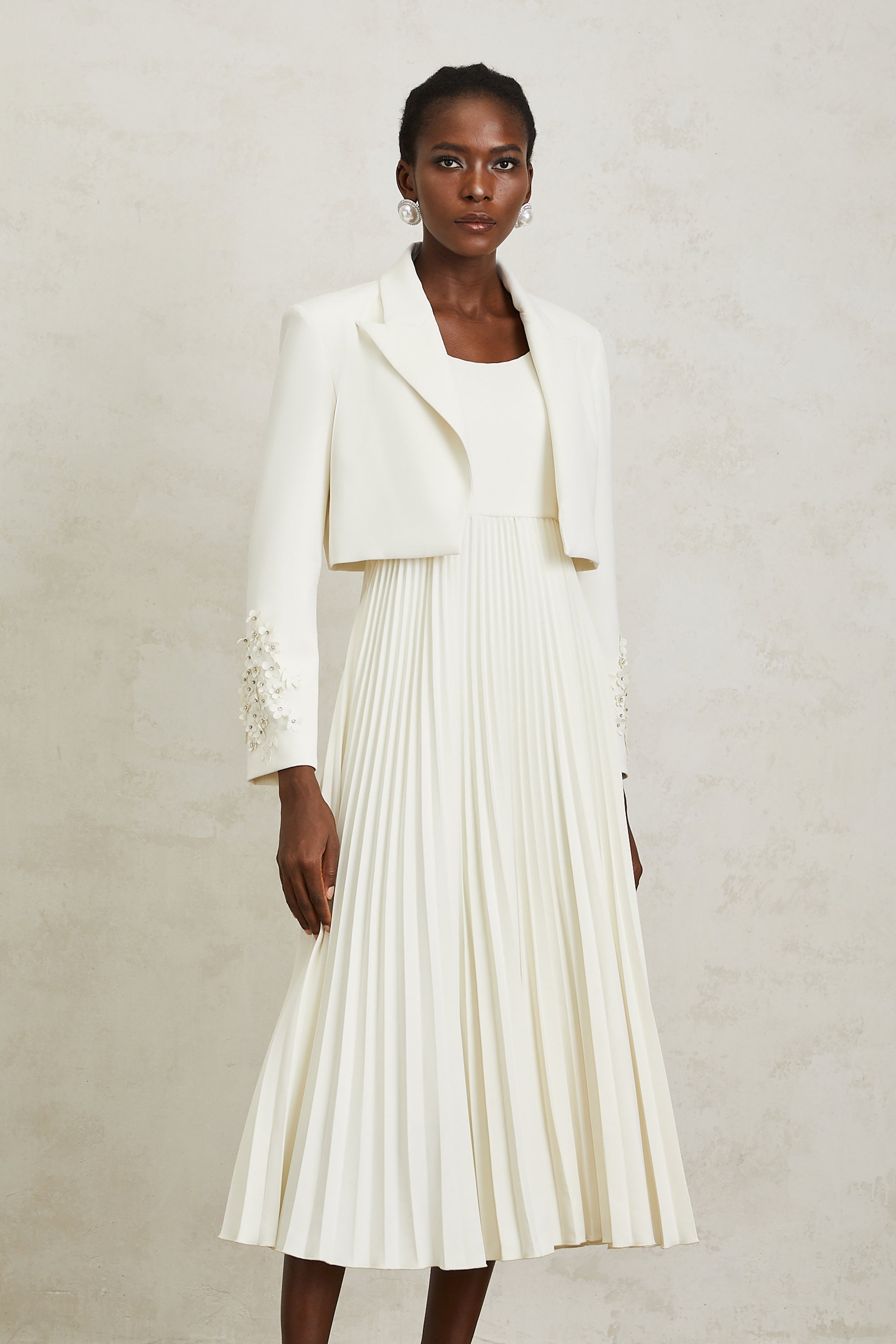 Calliopée – Weißes Set aus Jacke und Kleid mit Blumenapplikation