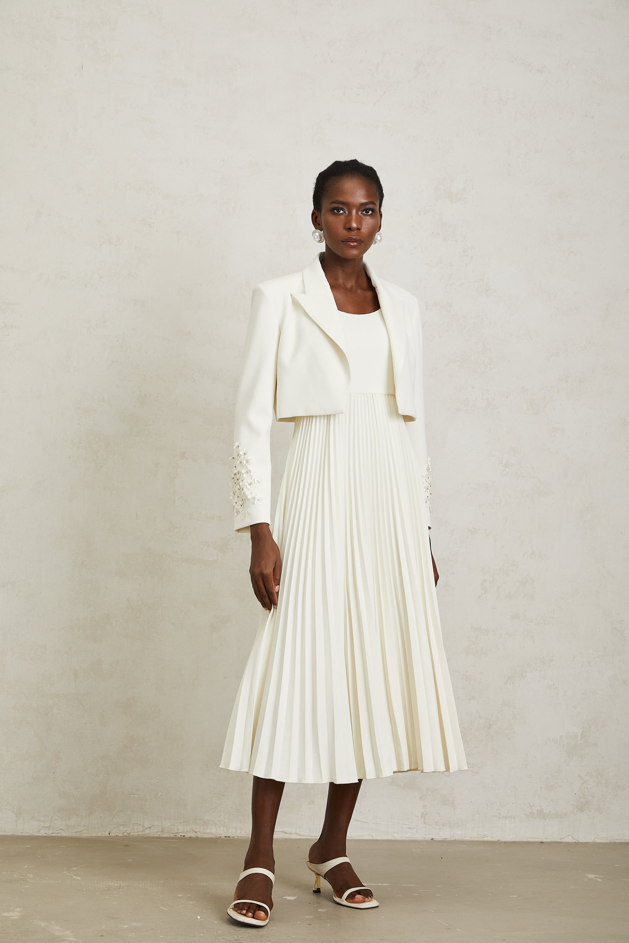 Calliopée – Weißes Set aus Jacke und Kleid mit Blumenapplikation