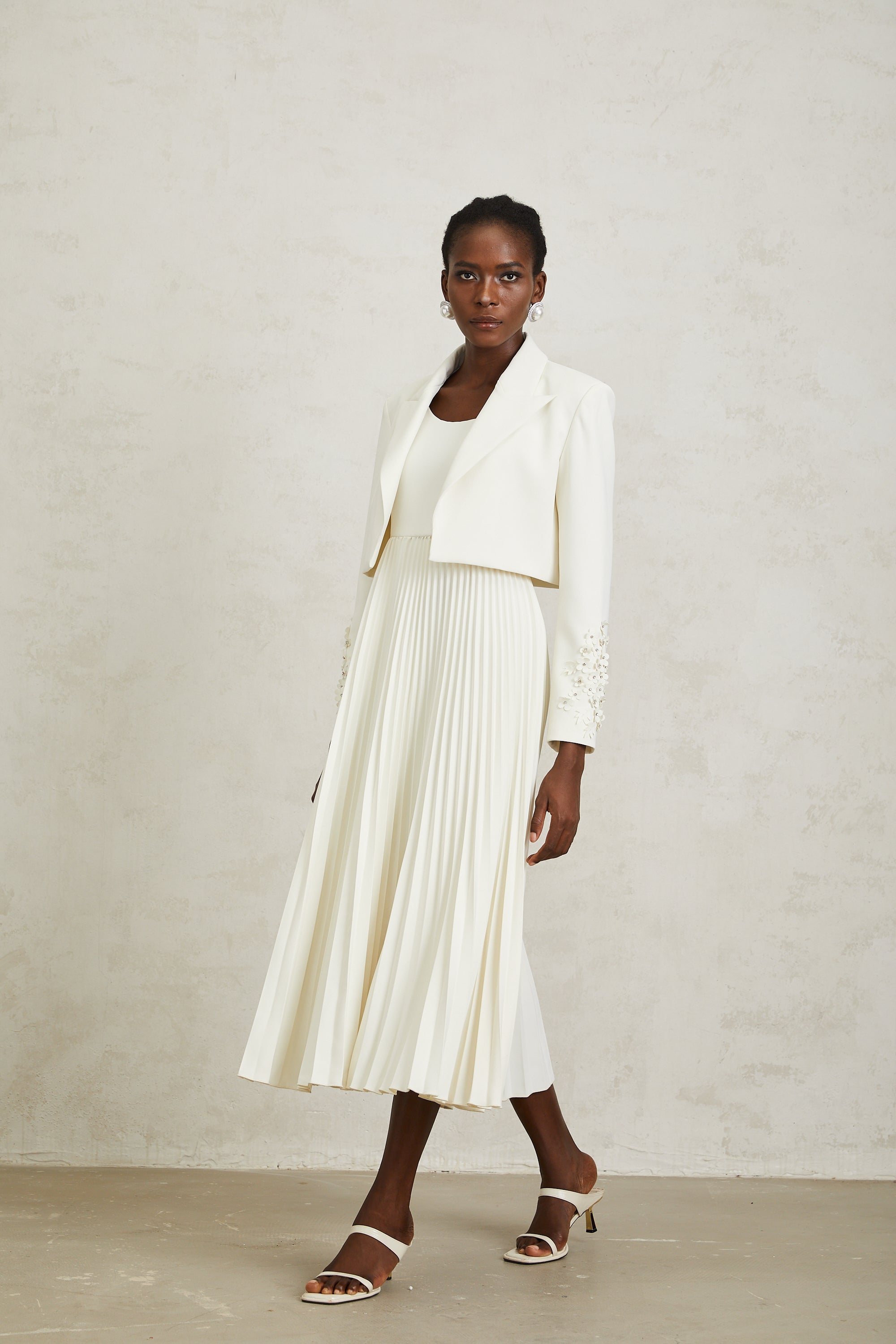 Calliopée – Weißes Set aus Jacke und Kleid mit Blumenapplikation