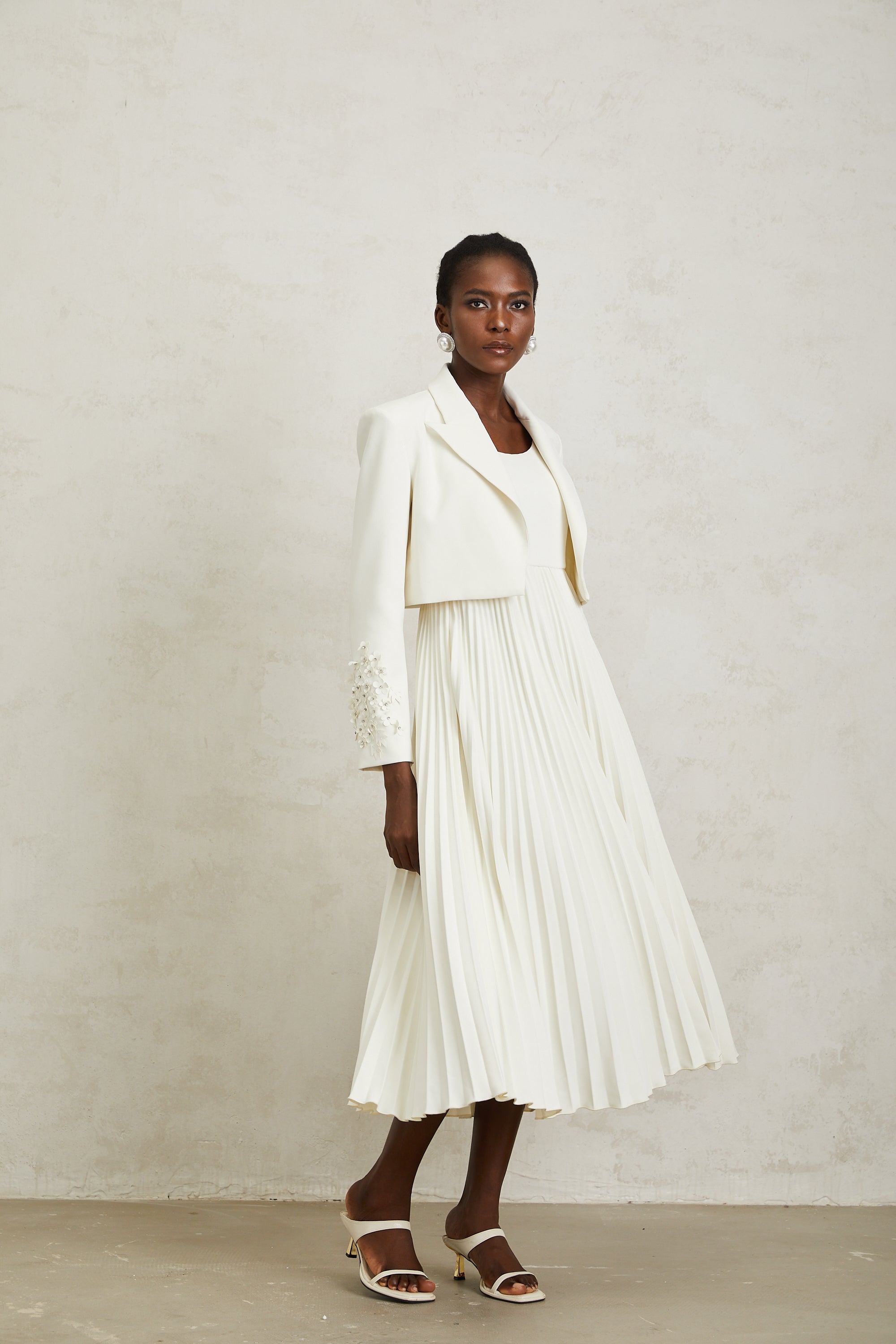 Calliopée – Weißes Set aus Jacke und Kleid mit Blumenapplikation