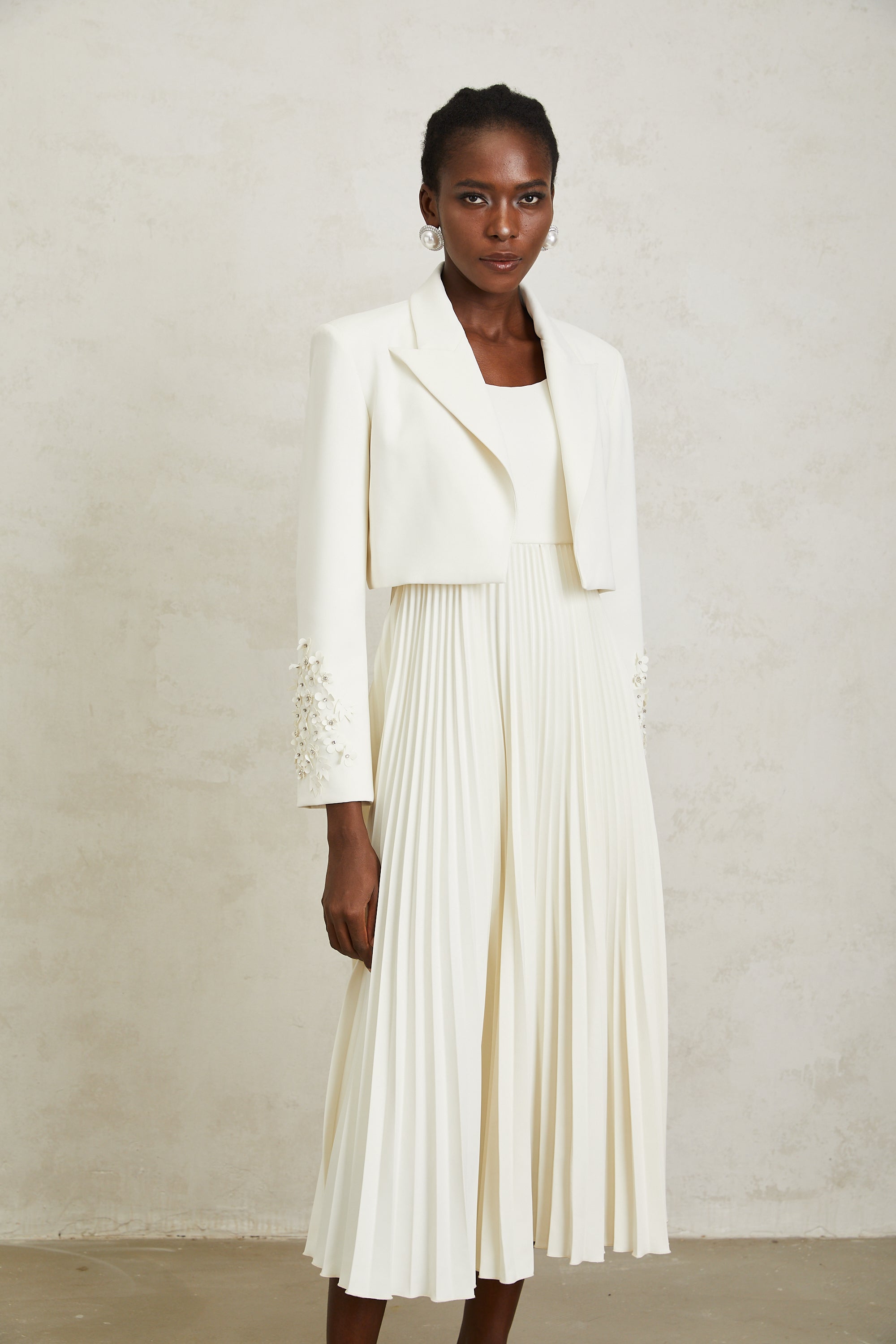 Calliopée – Weißes Set aus Jacke und Kleid mit Blumenapplikation