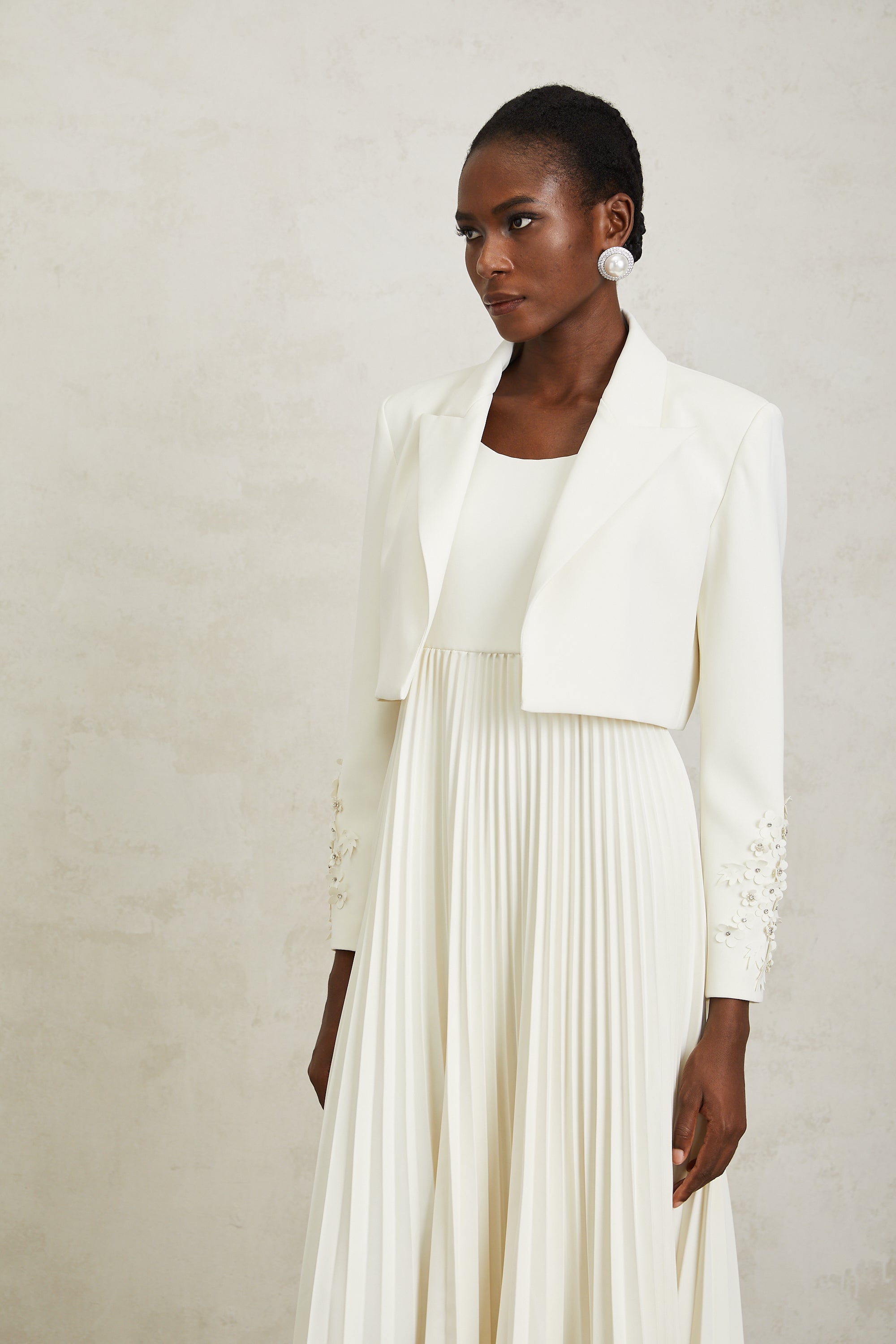 Calliopée – Weißes Set aus Jacke und Kleid mit Blumenapplikation