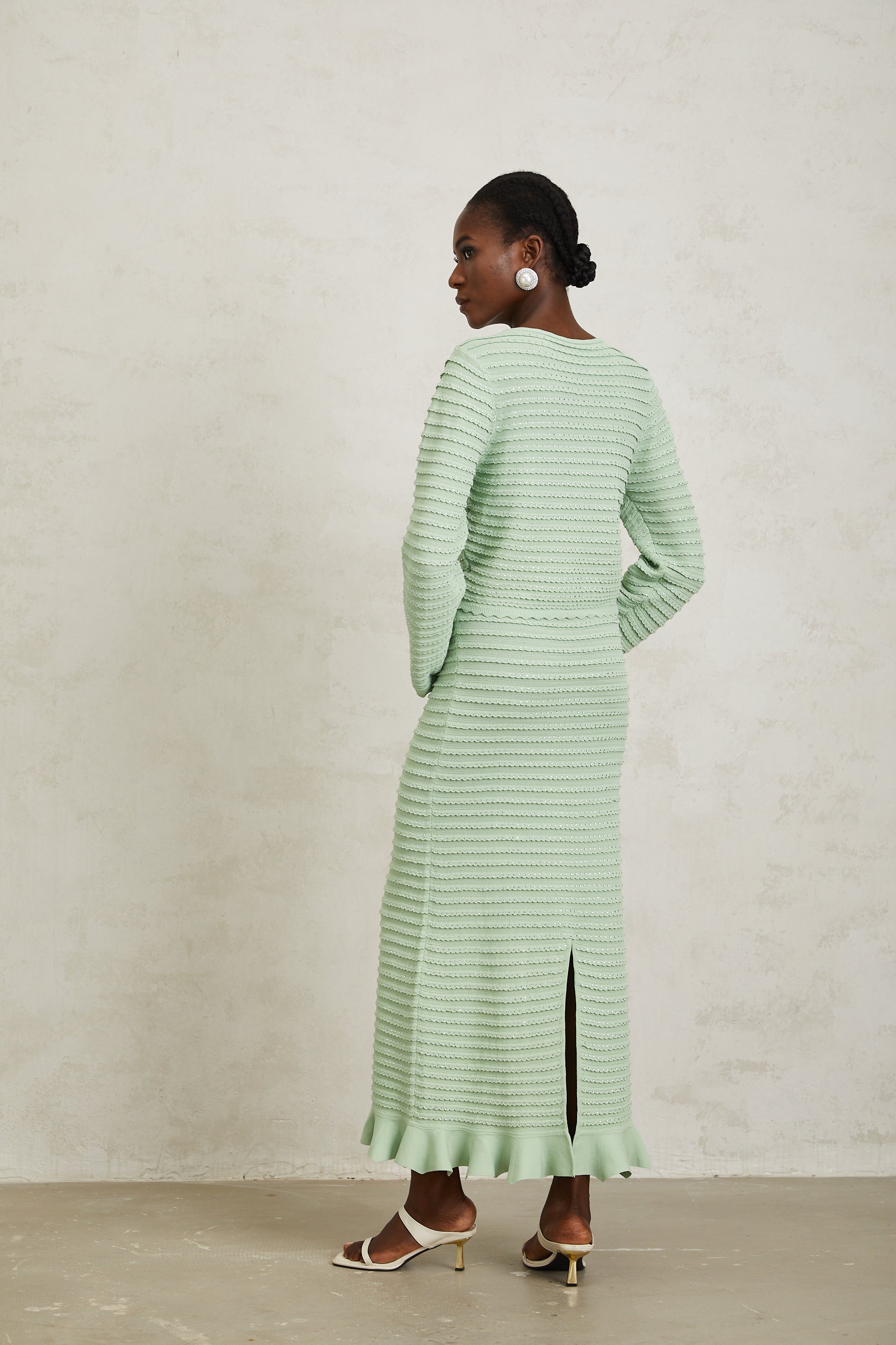 طقم كارديجان وتنورة من كوليت باللون الأخضر المموج مرصع بأحجار الراين