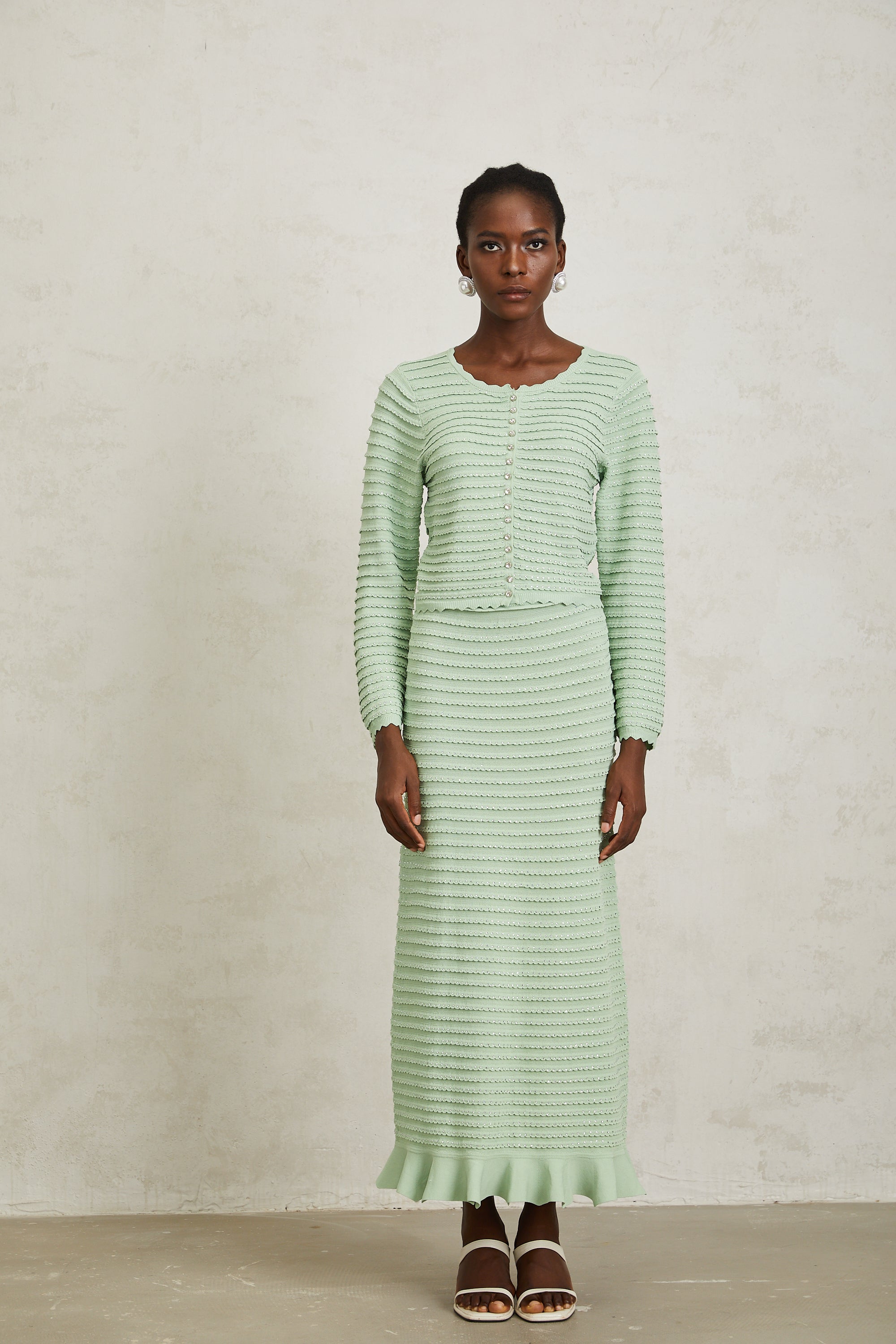 طقم كارديجان وتنورة من كوليت باللون الأخضر المموج مرصع بأحجار الراين