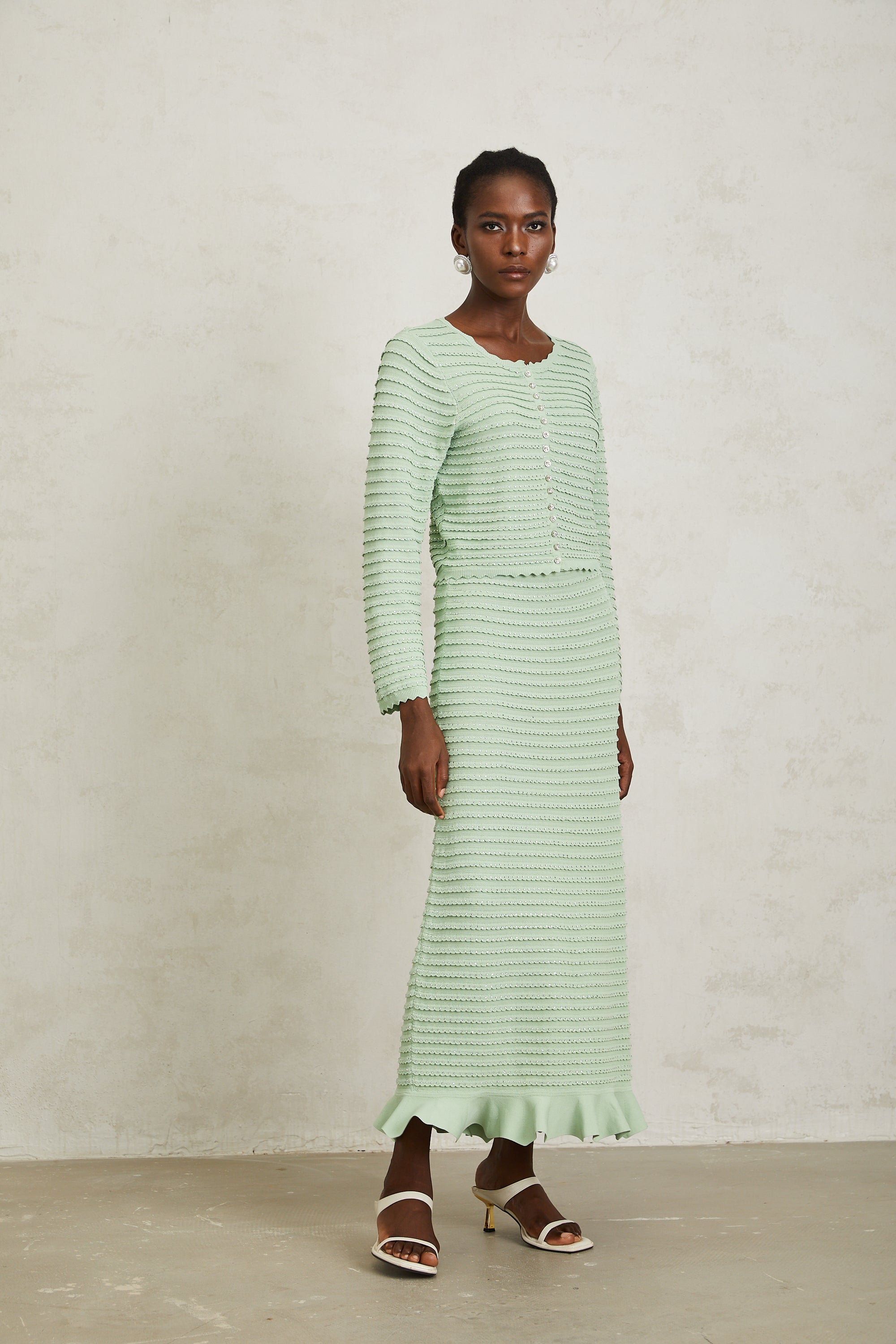 طقم كارديجان وتنورة من كوليت باللون الأخضر المموج مرصع بأحجار الراين