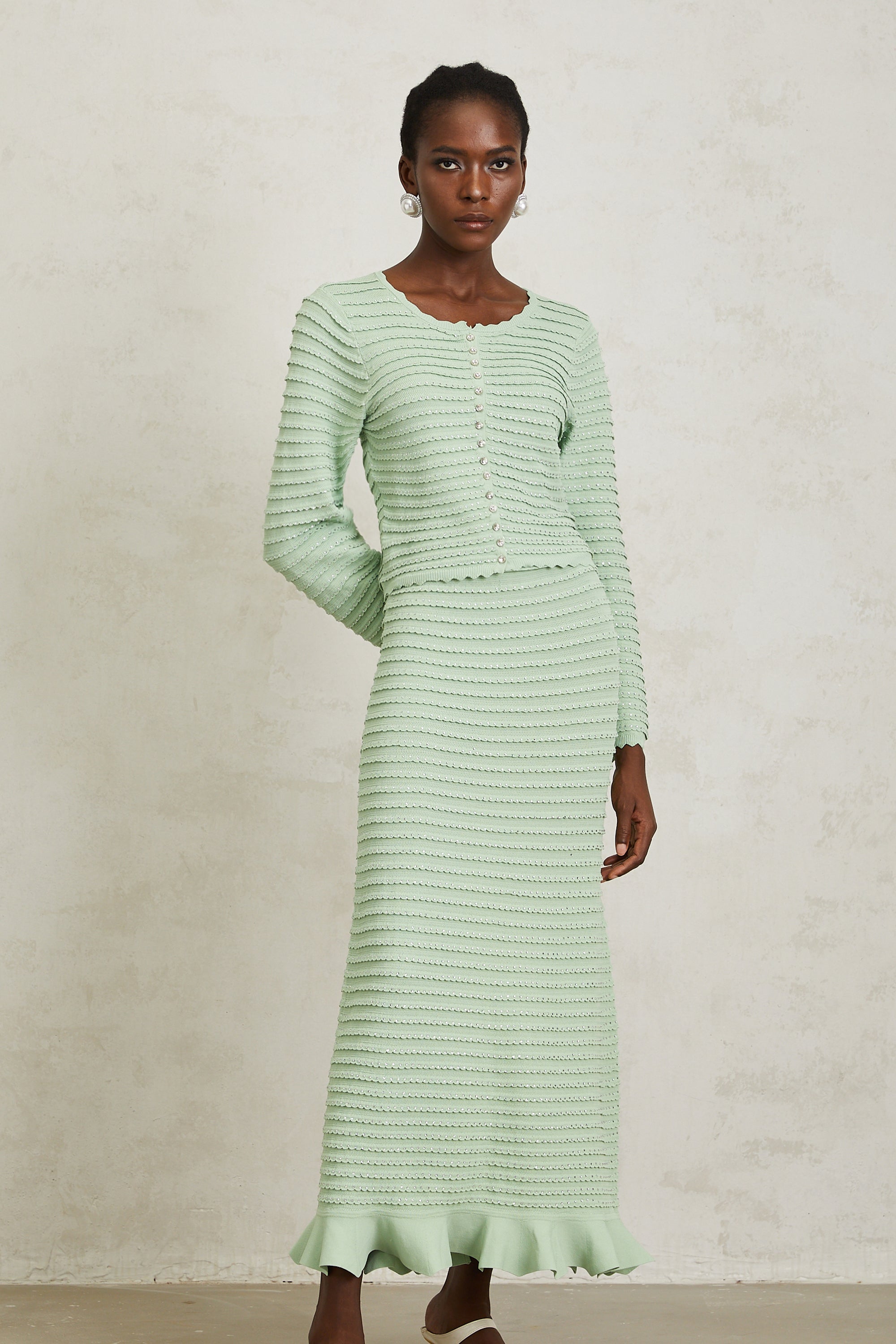 طقم كارديجان وتنورة من كوليت باللون الأخضر المموج مرصع بأحجار الراين