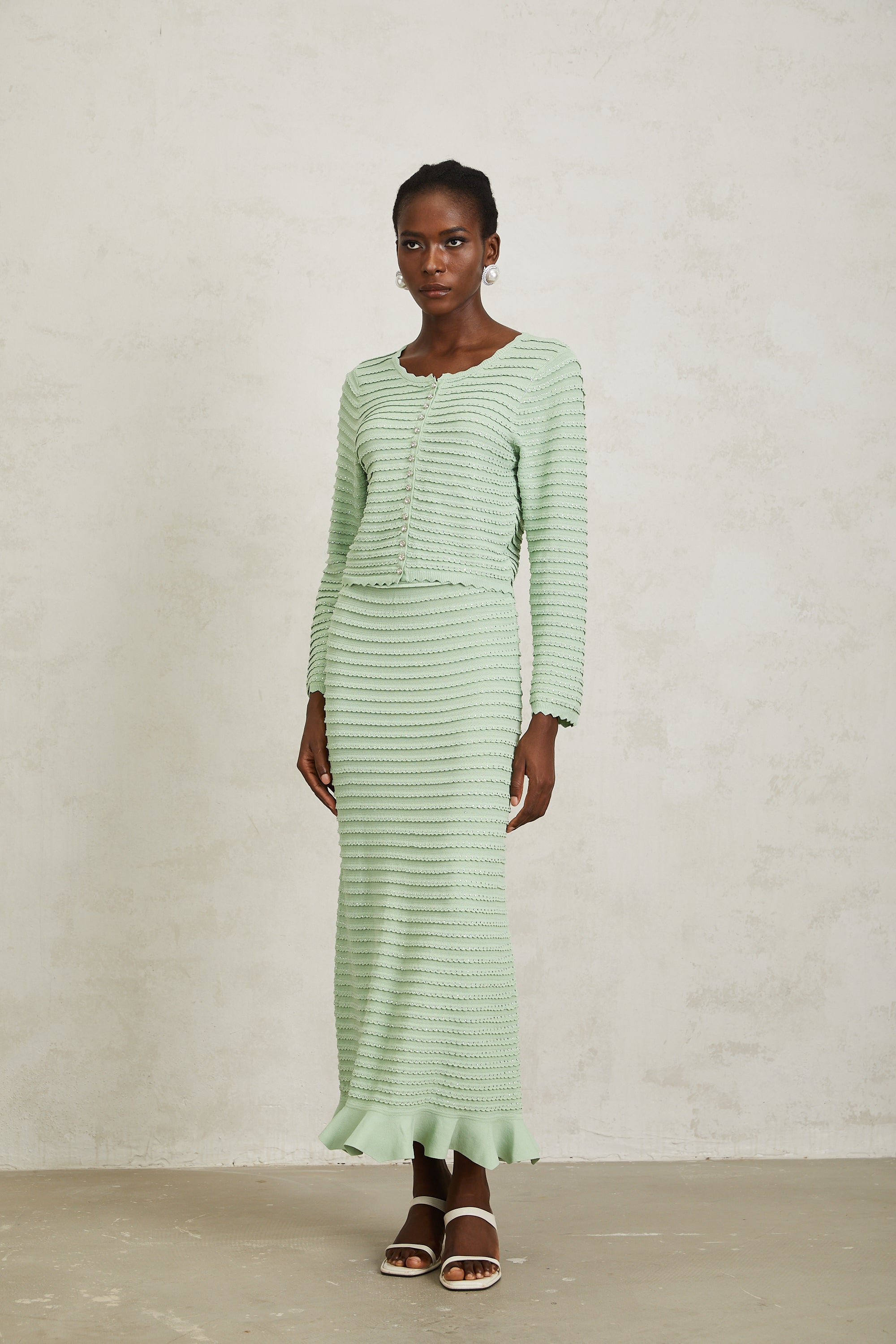 طقم كارديجان وتنورة من كوليت باللون الأخضر المموج مرصع بأحجار الراين