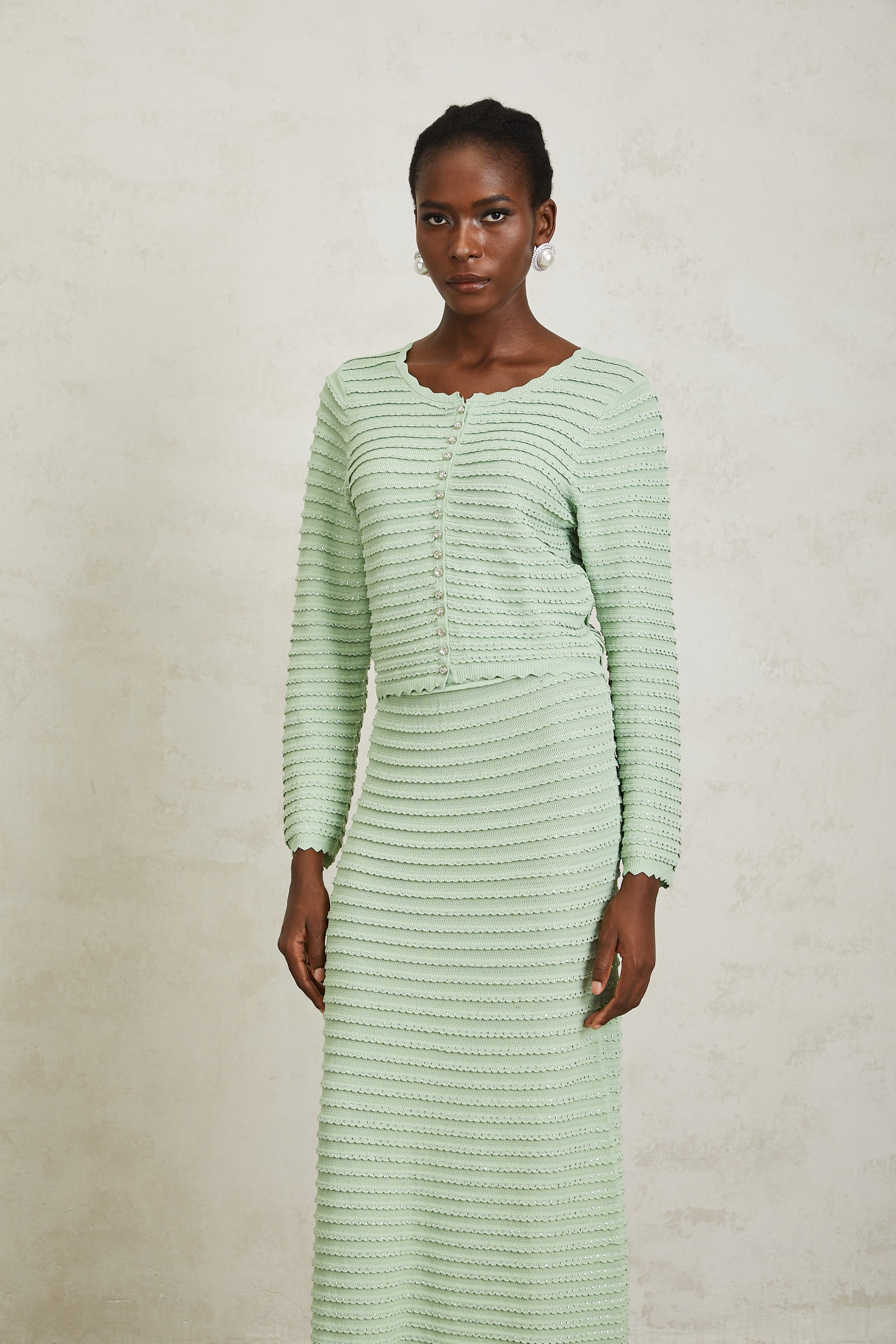 طقم كارديجان وتنورة من كوليت باللون الأخضر المموج مرصع بأحجار الراين