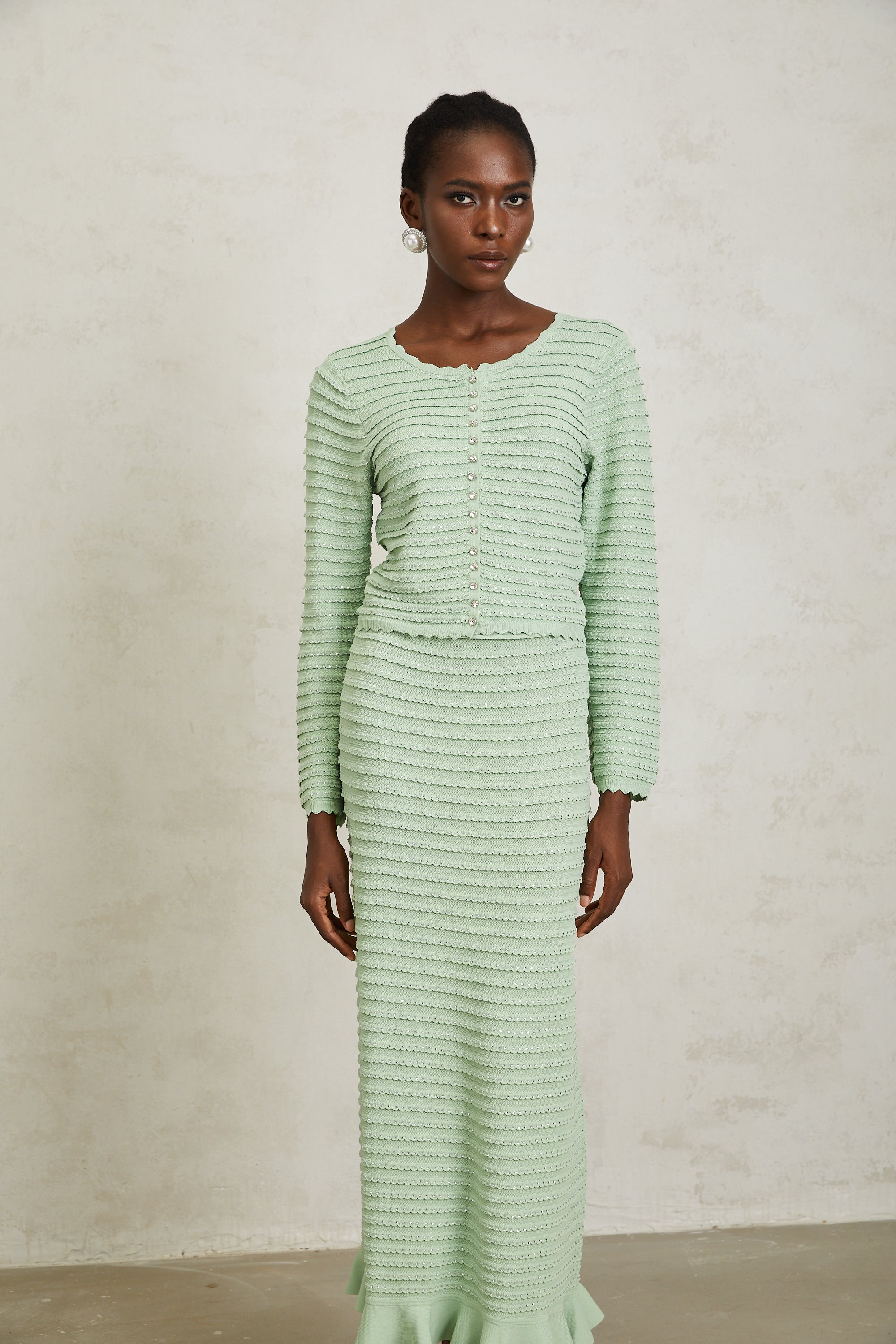 طقم كارديجان وتنورة من كوليت باللون الأخضر المموج مرصع بأحجار الراين