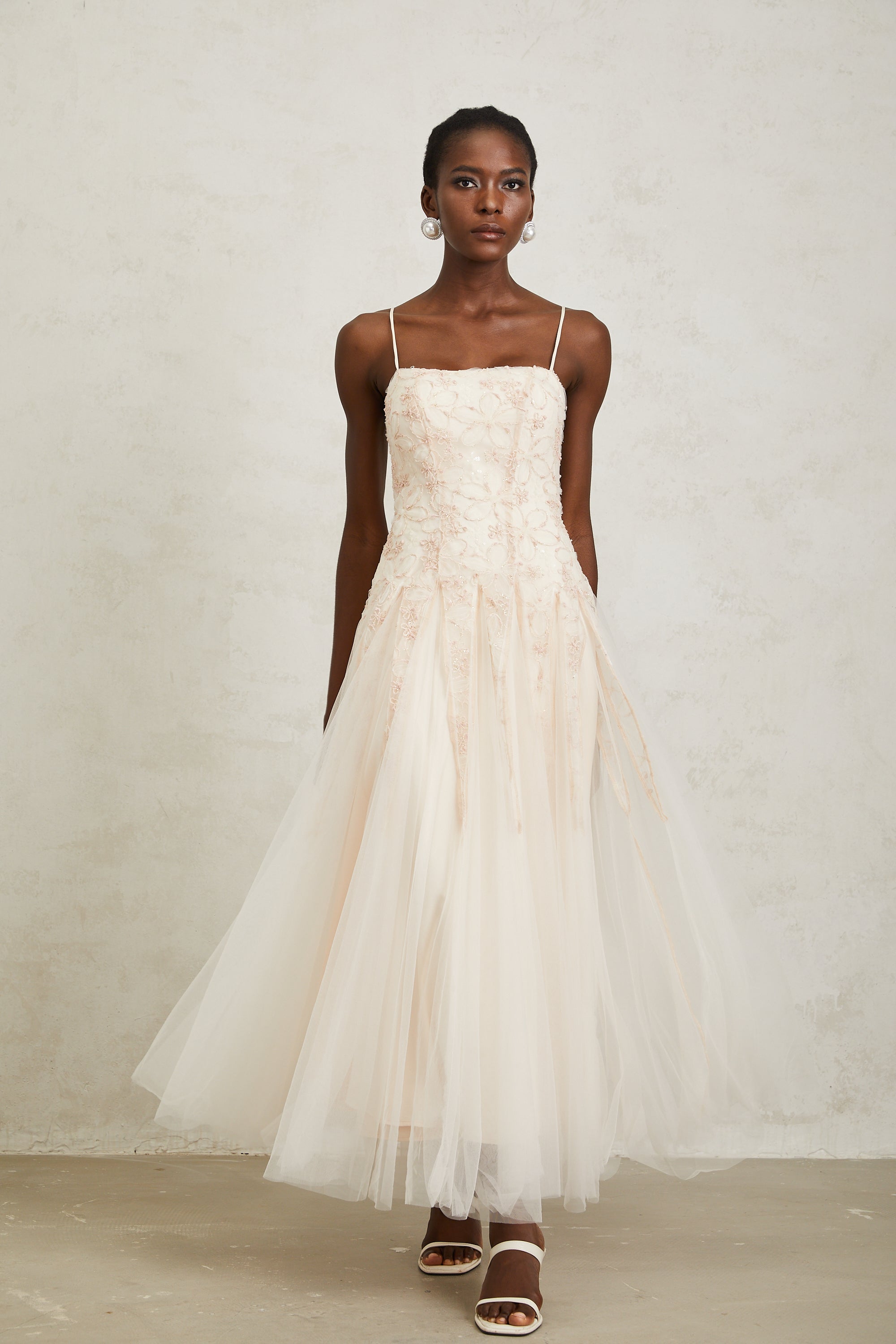 فستان مادلين ماكسي من التول المطرز بالورود باللون الوردي