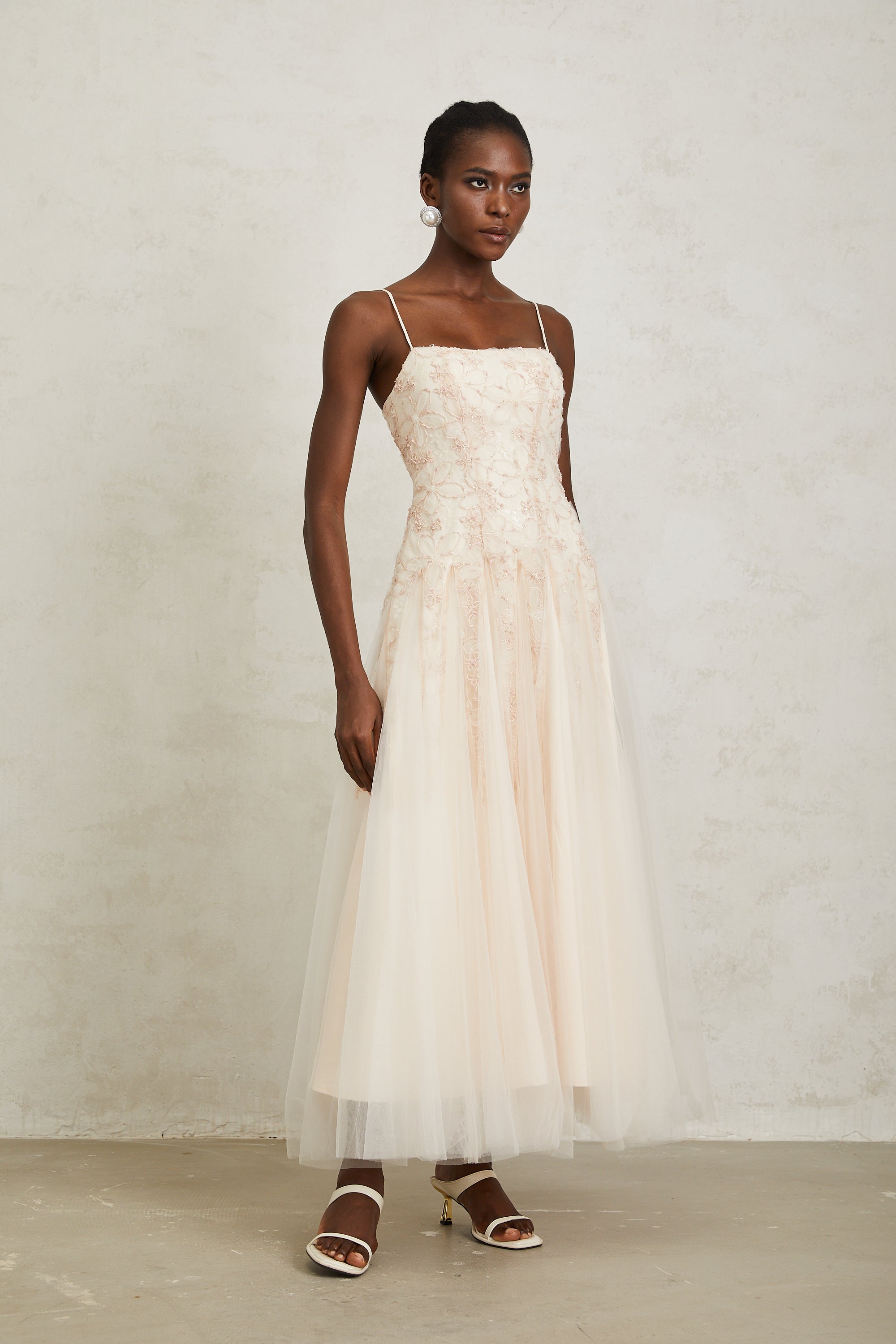 فستان مادلين ماكسي من التول المطرز بالورود باللون الوردي