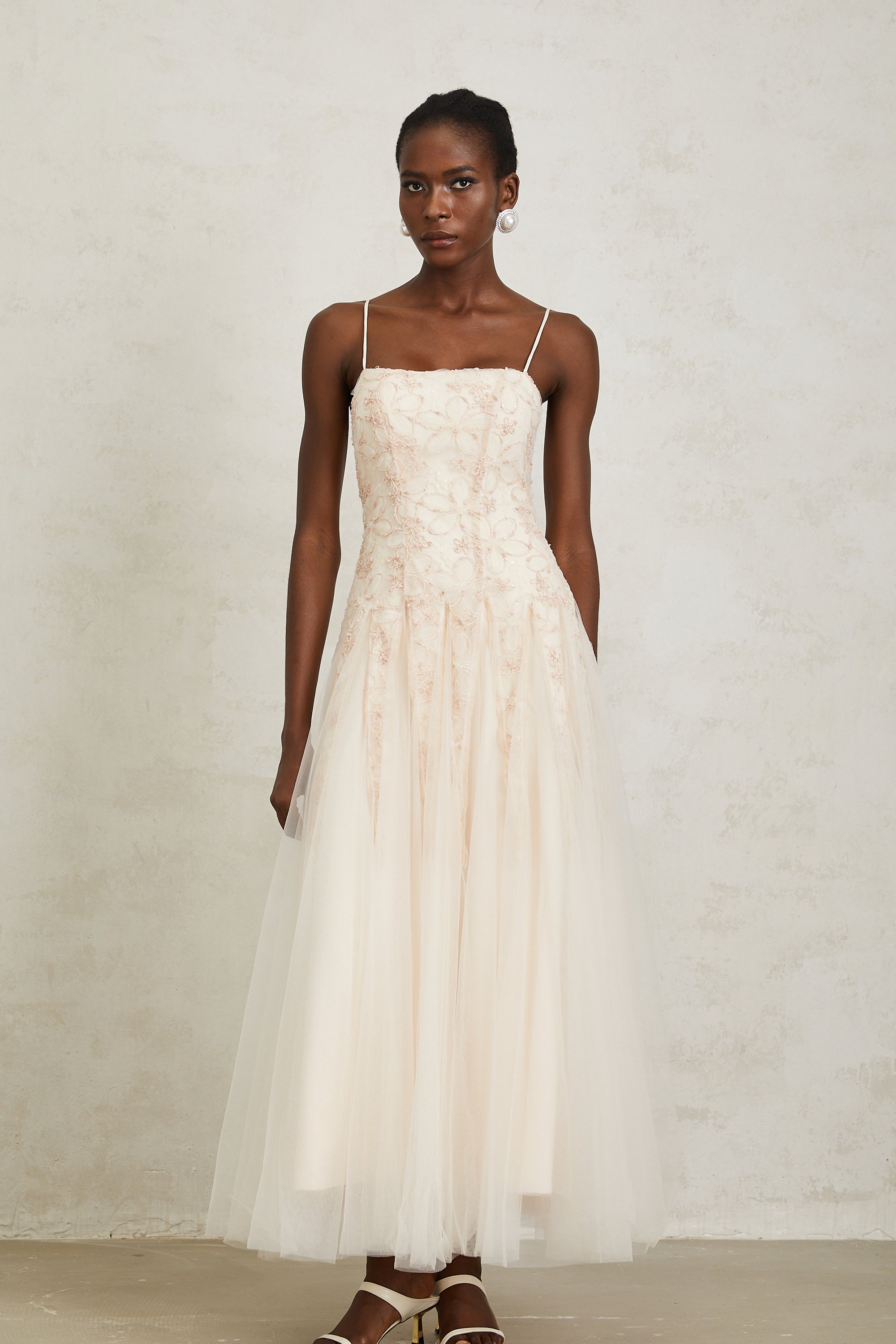 فستان مادلين ماكسي من التول المطرز بالورود باللون الوردي