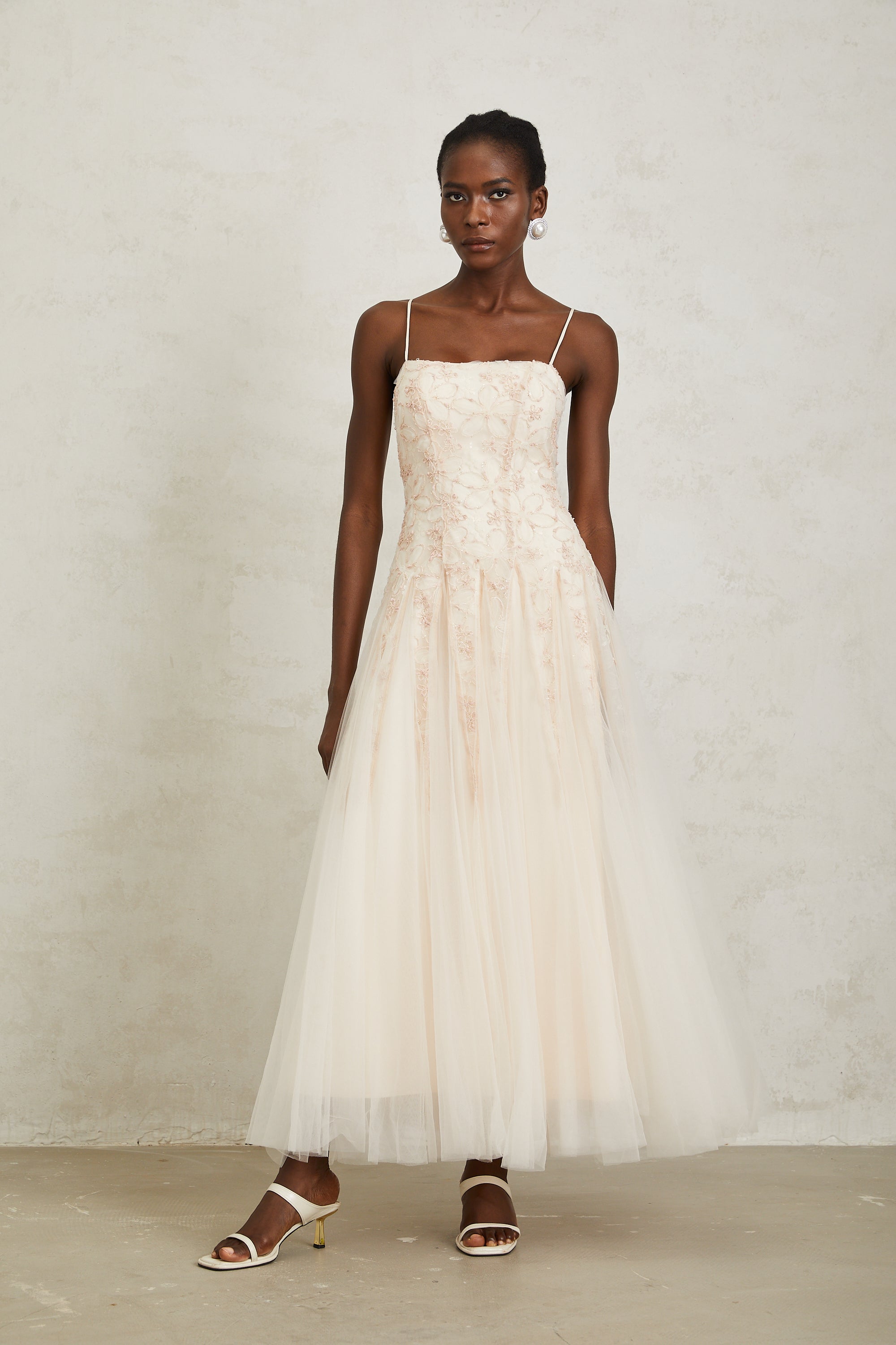 فستان مادلين ماكسي من التول المطرز بالورود باللون الوردي