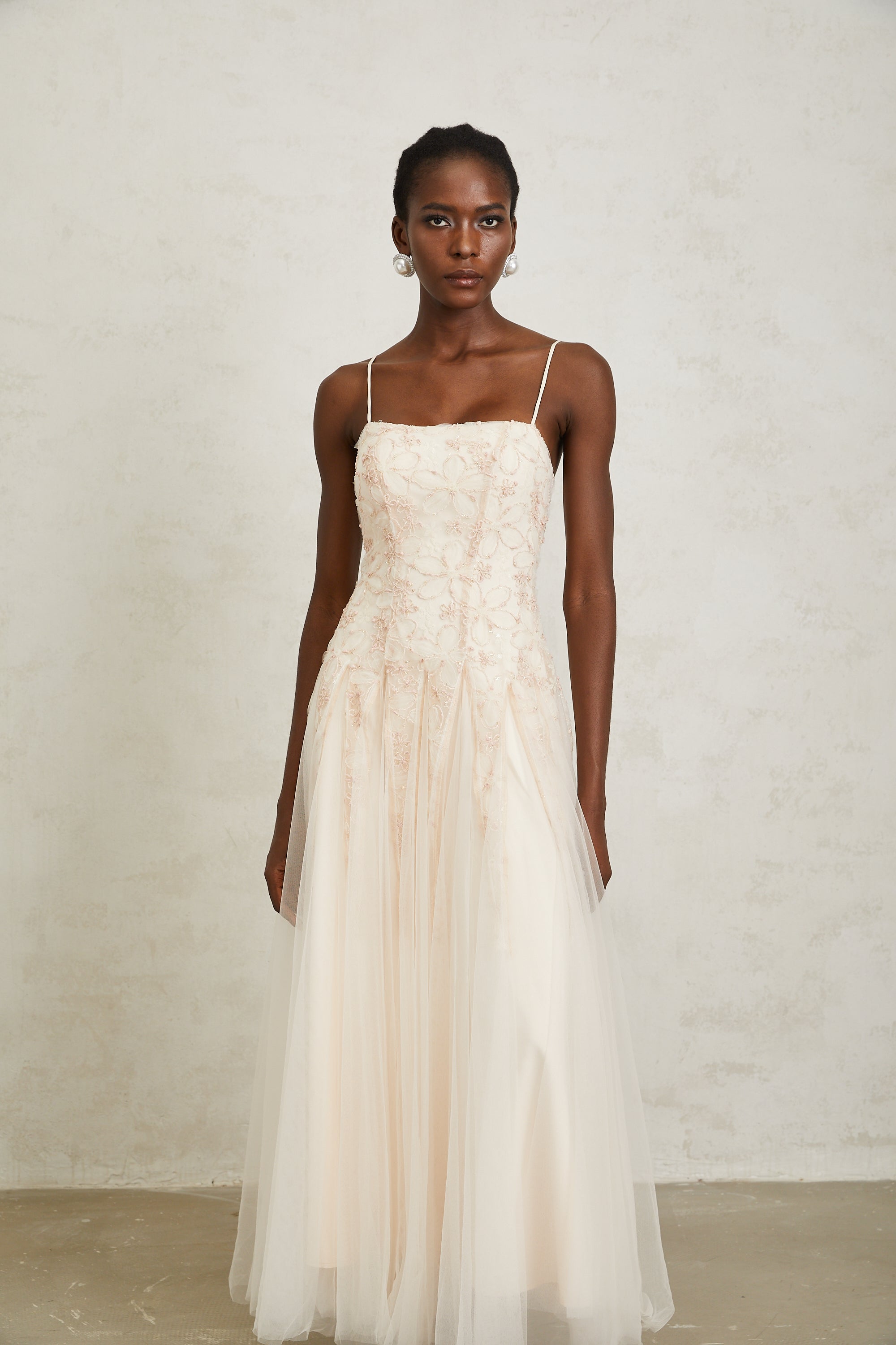 فستان مادلين ماكسي من التول المطرز بالورود باللون الوردي