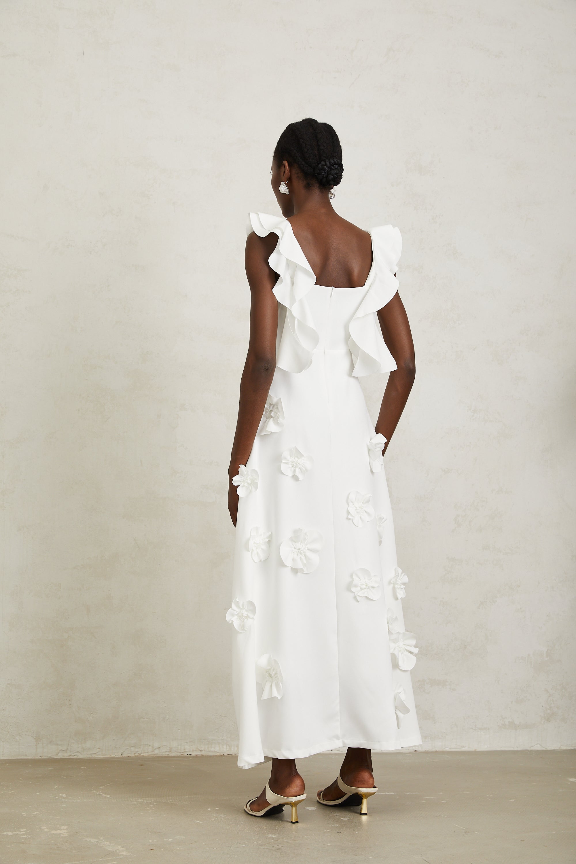 Ninon – Weißes Maxikleid mit 3D-Blütenblättern