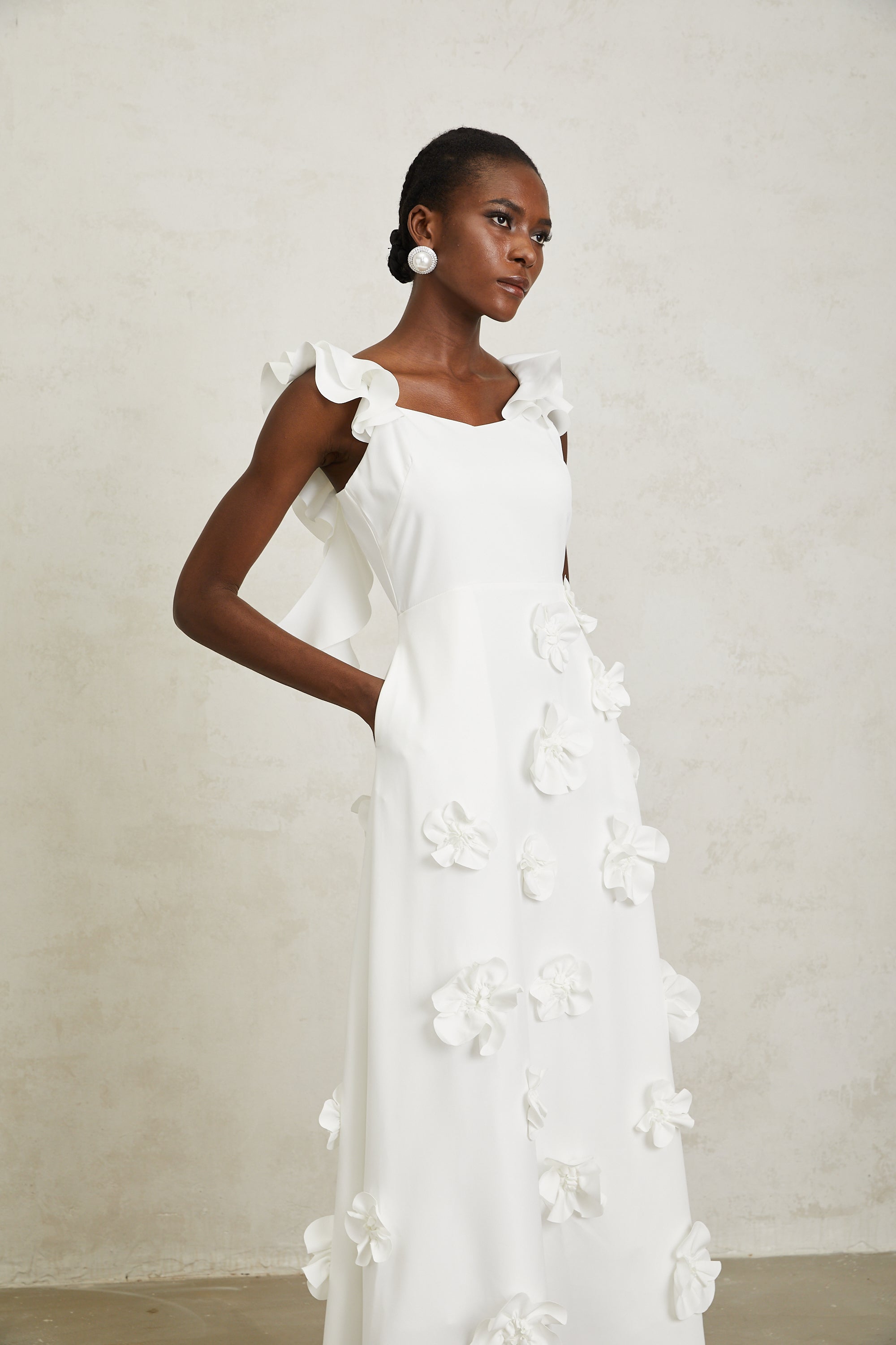 Ninon – Weißes Maxikleid mit 3D-Blütenblättern