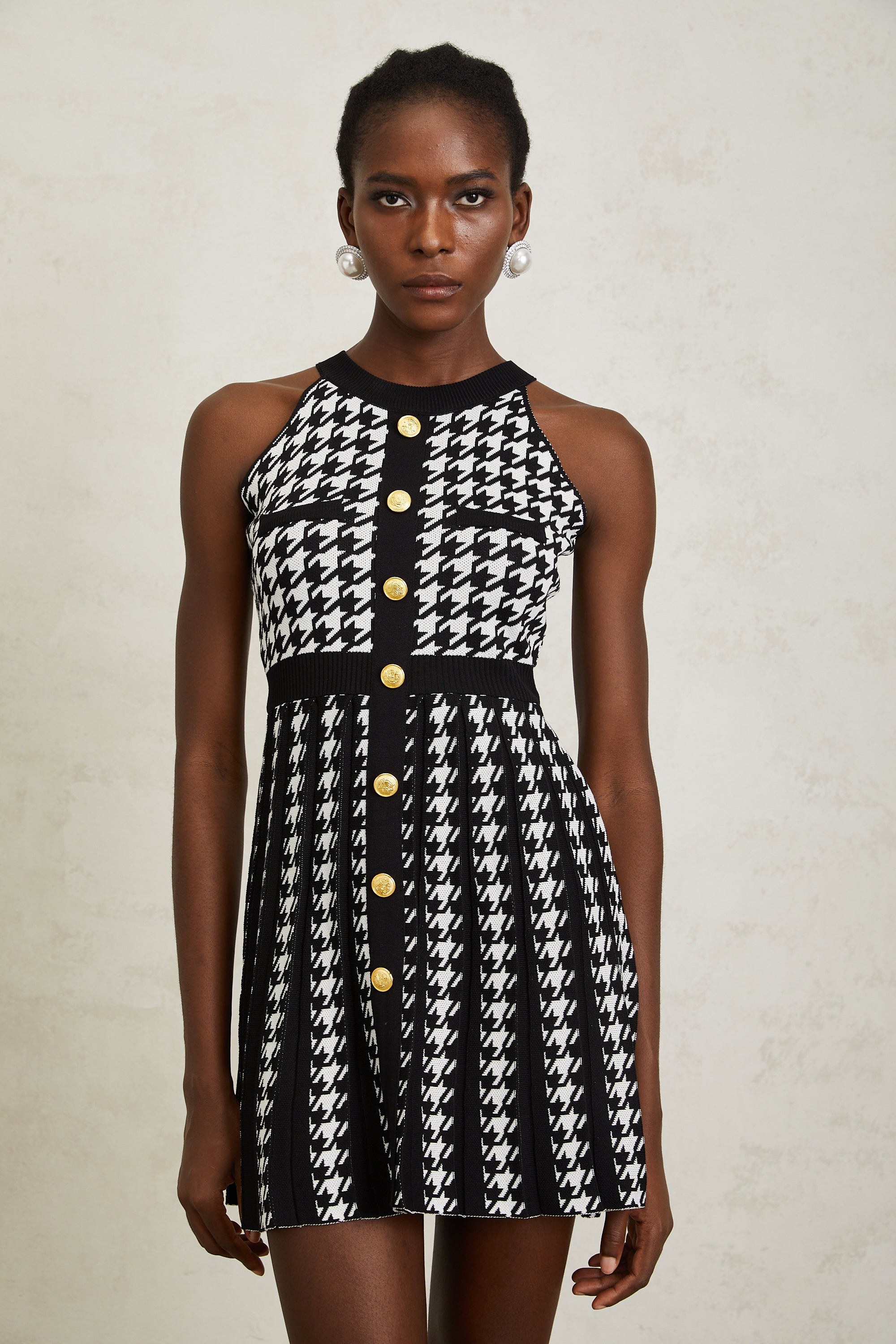 Jacqueline – Schwarzes Häkelstrick-Minikleid mit Hahnentrittmuster