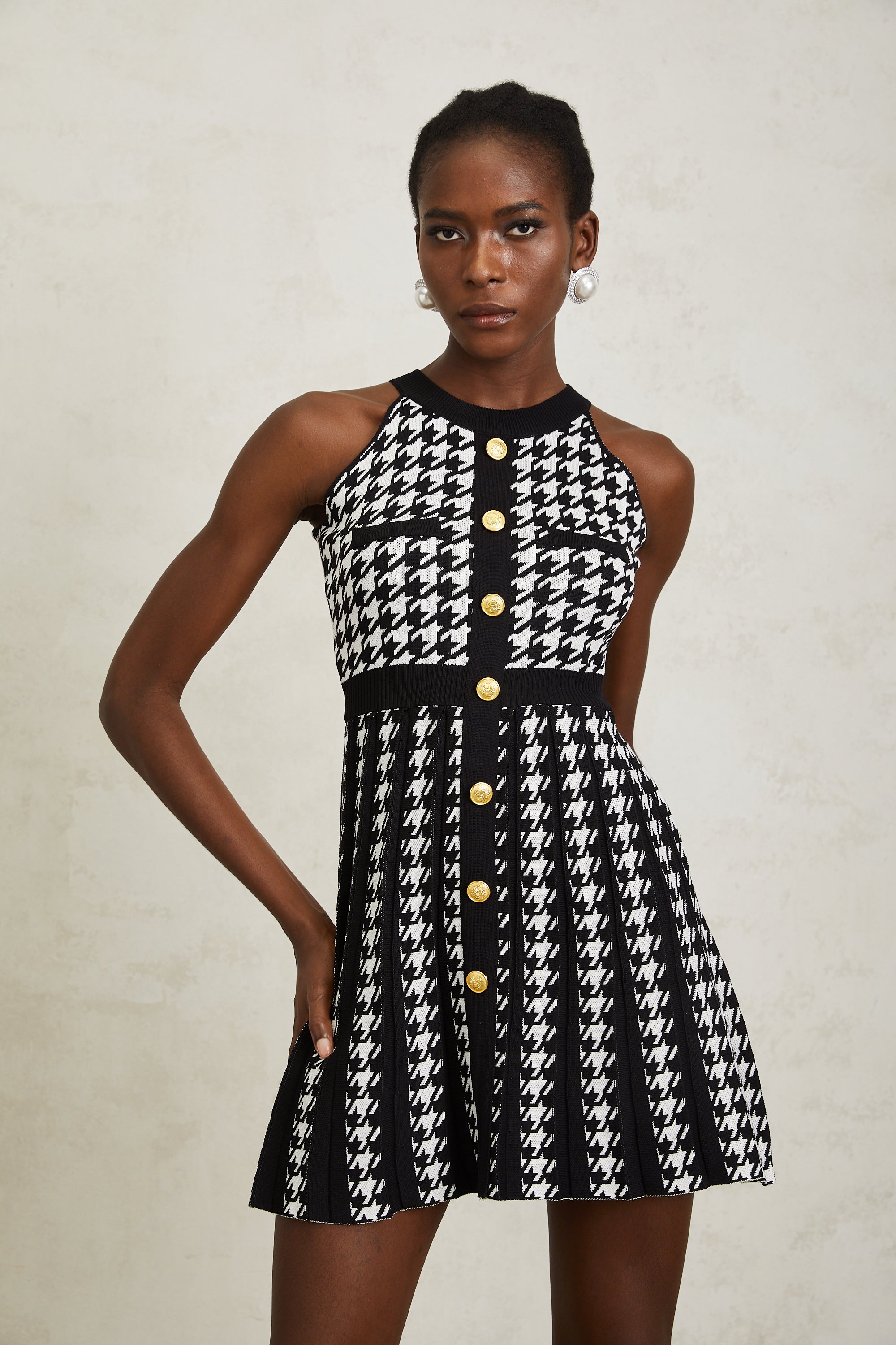 Jacqueline – Schwarzes Häkelstrick-Minikleid mit Hahnentrittmuster
