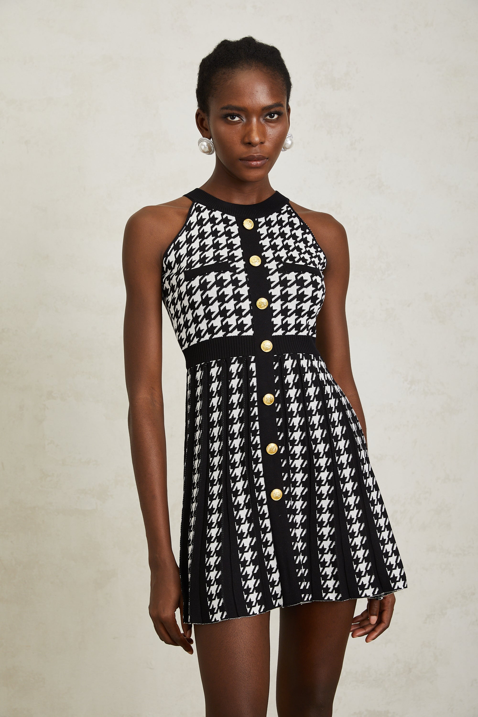 Jacqueline – Schwarzes Häkelstrick-Minikleid mit Hahnentrittmuster