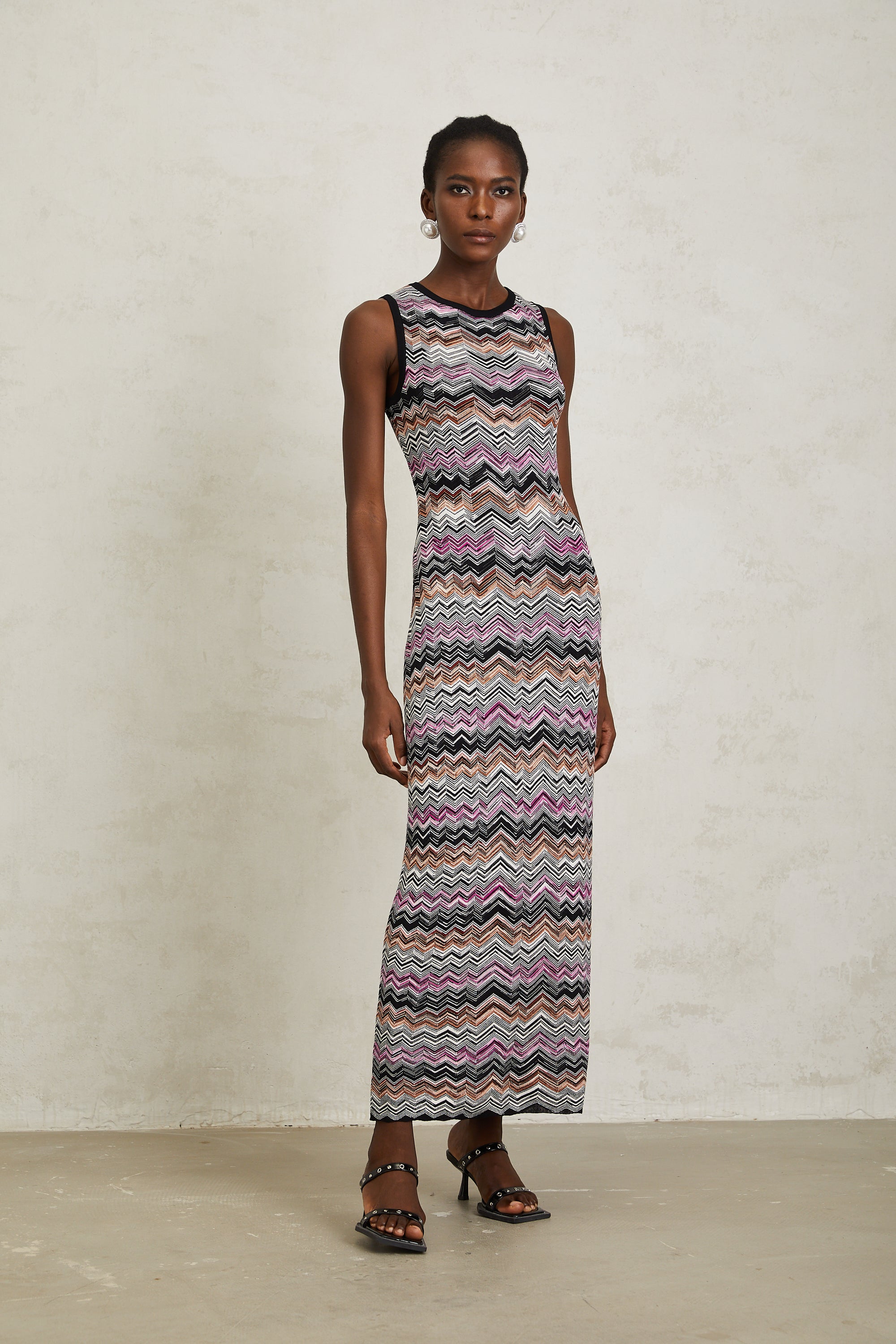 Manon – Lilafarbenes Maxikleid aus gewebtem Strick mit Zickzackmuster