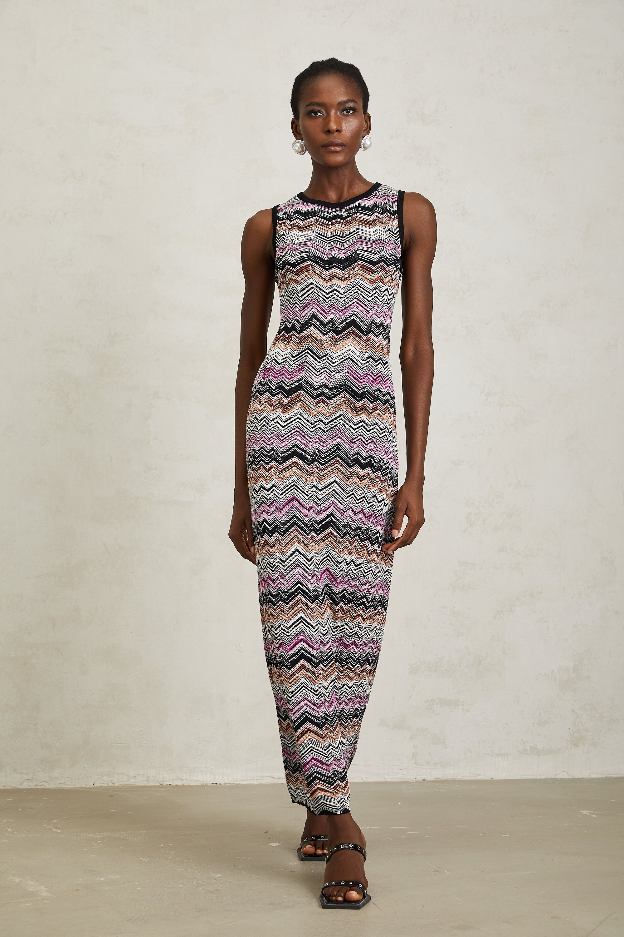 Manon – Lilafarbenes Maxikleid aus gewebtem Strick mit Zickzackmuster