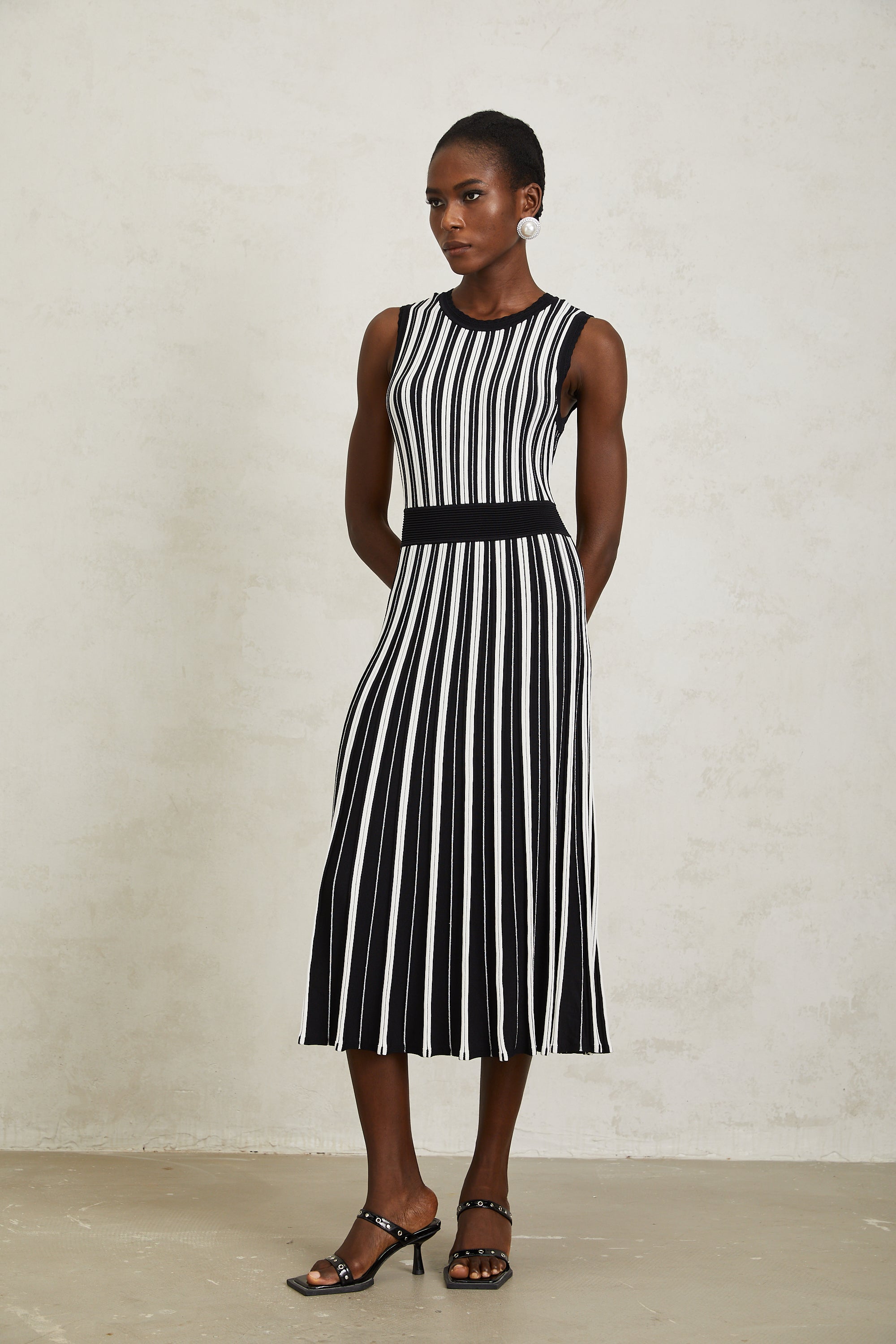 فستان كابوسين متوسط الطول محبوك بخطوط عمودية سوداء