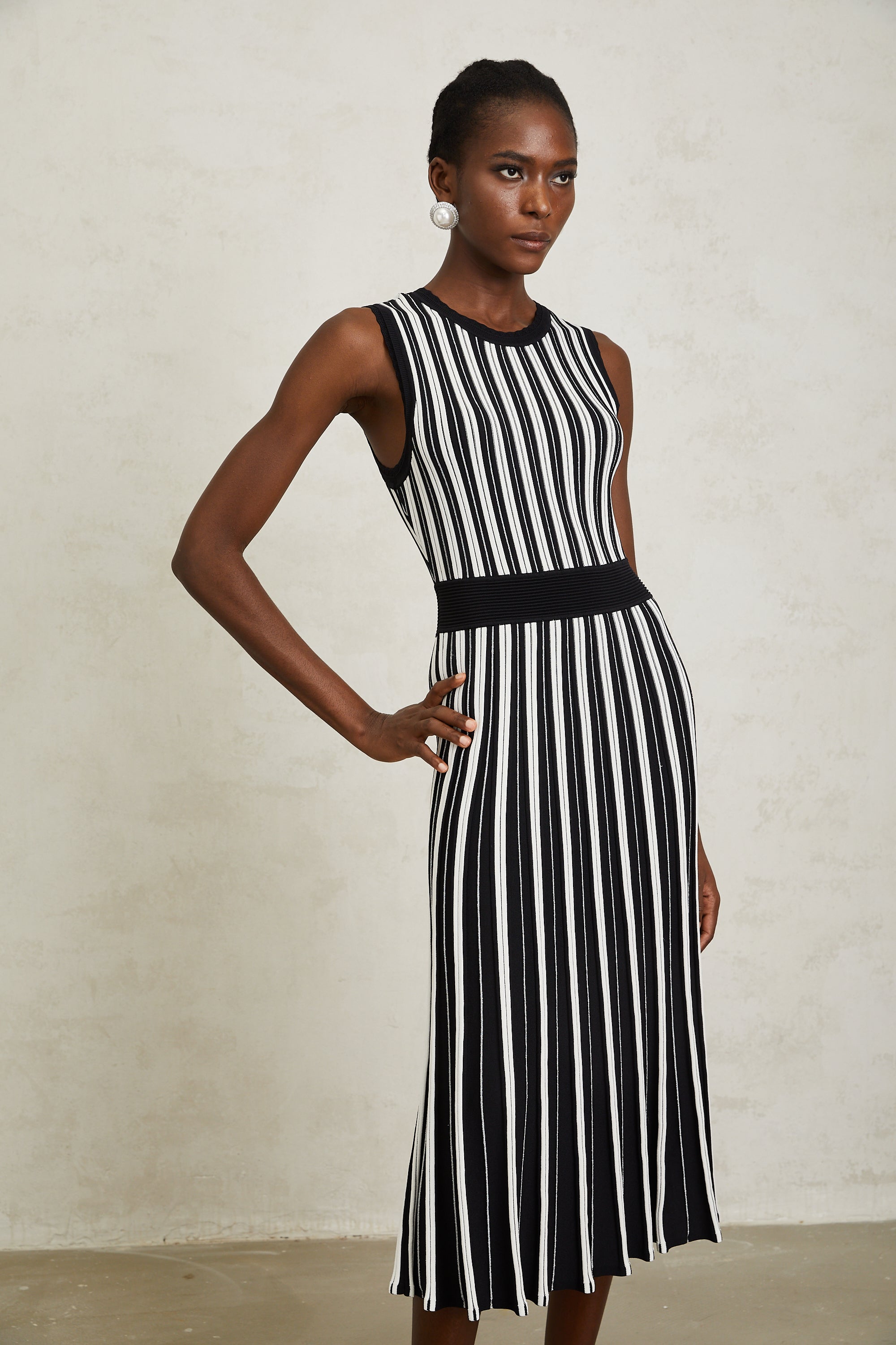 فستان كابوسين متوسط الطول محبوك بخطوط عمودية سوداء