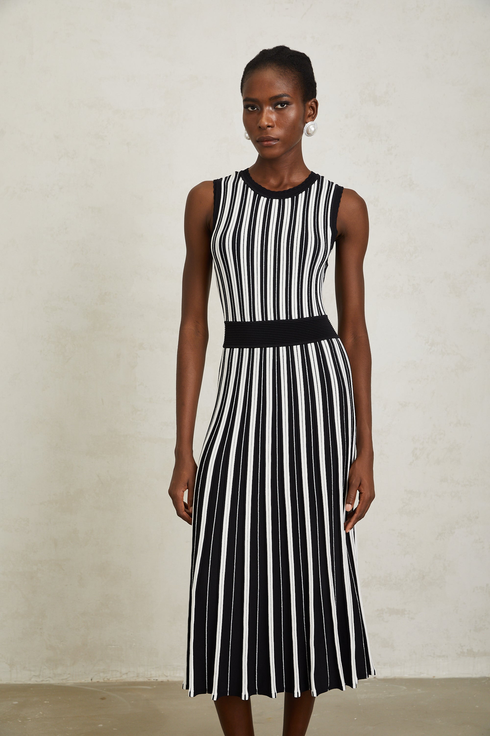 فستان كابوسين متوسط الطول محبوك بخطوط عمودية سوداء