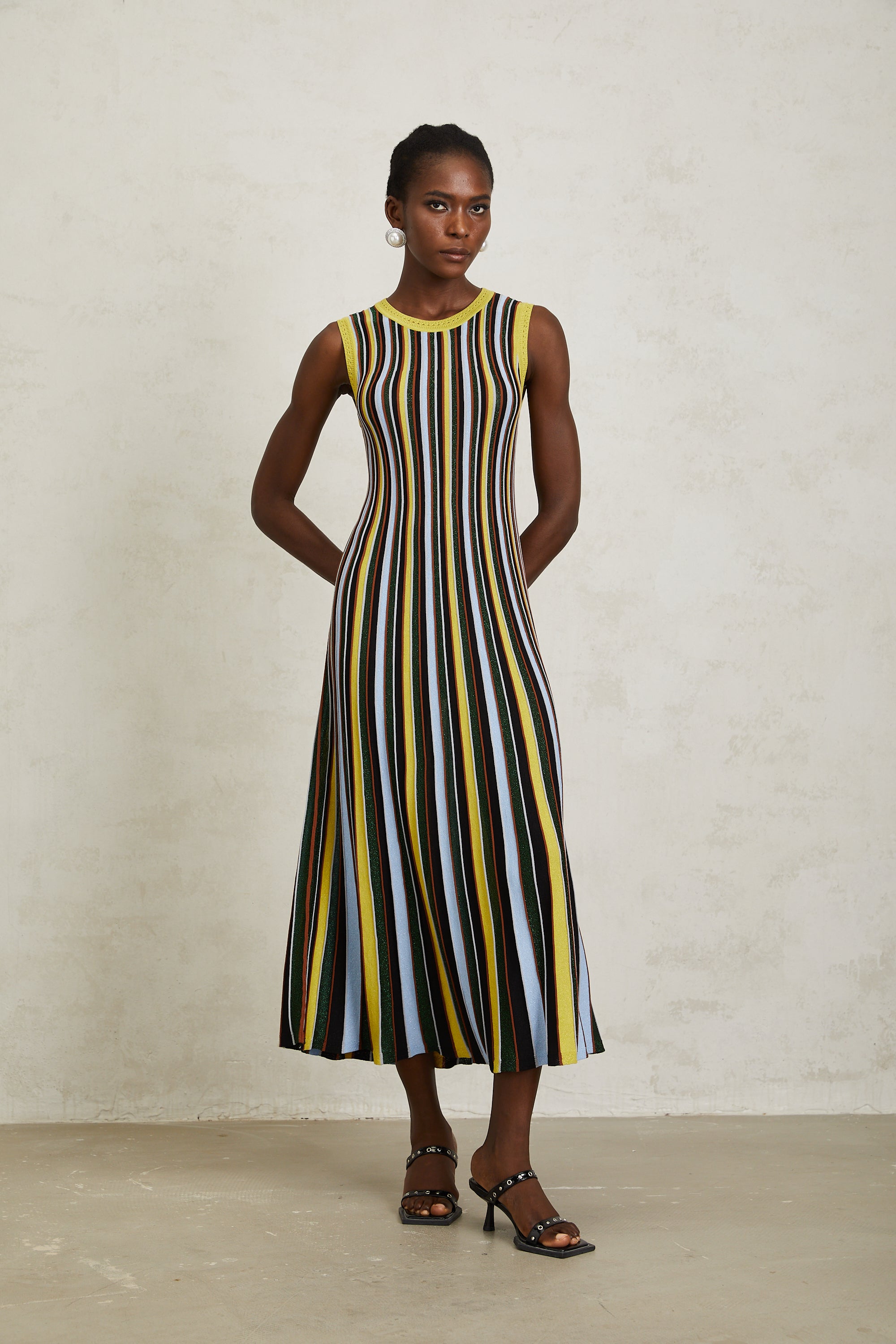 فستان كليمانس متوسط الطول محبوك بخطوط عمودية صفراء
