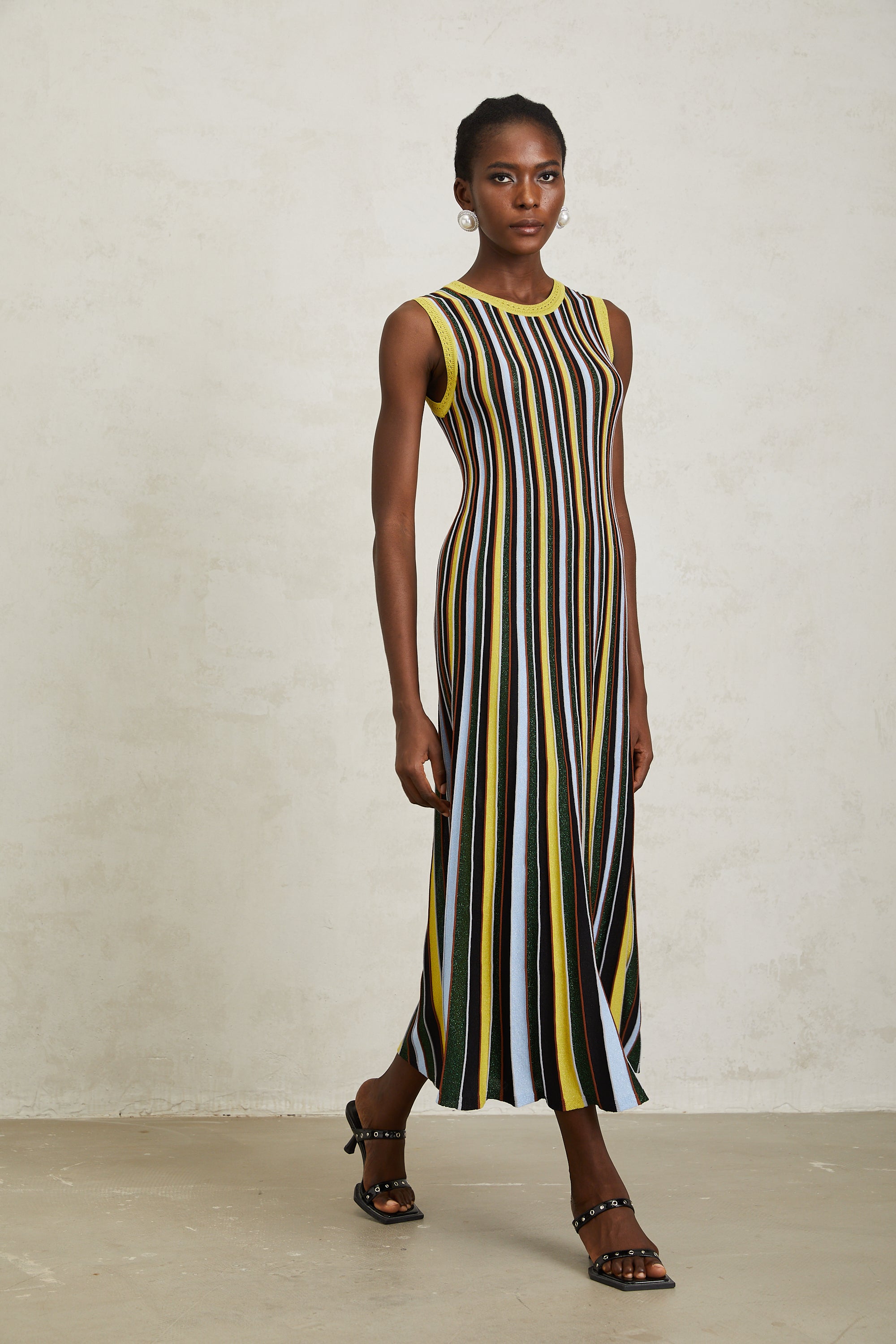 فستان كليمانس متوسط الطول محبوك بخطوط عمودية صفراء