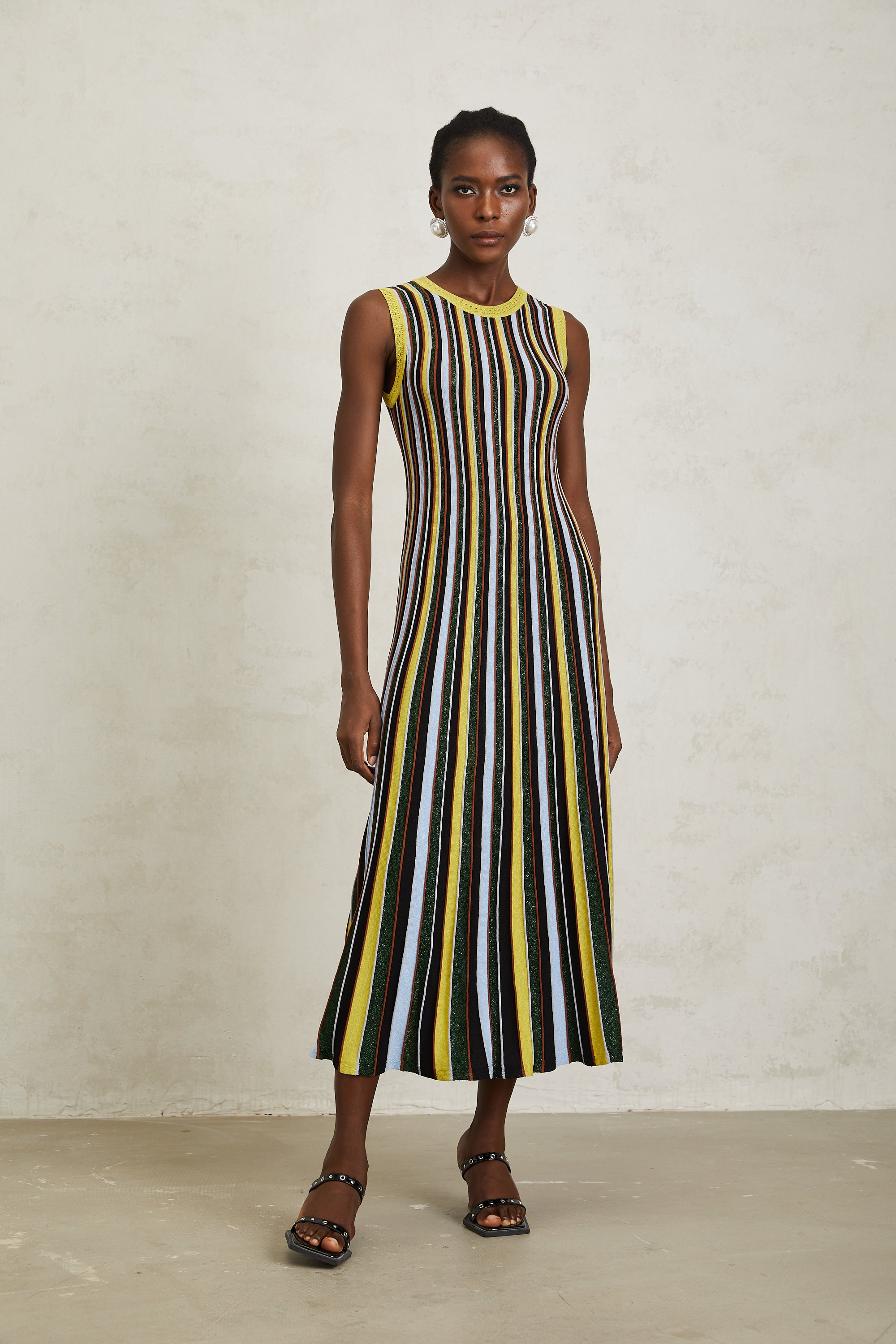 فستان كليمانس متوسط الطول محبوك بخطوط عمودية صفراء