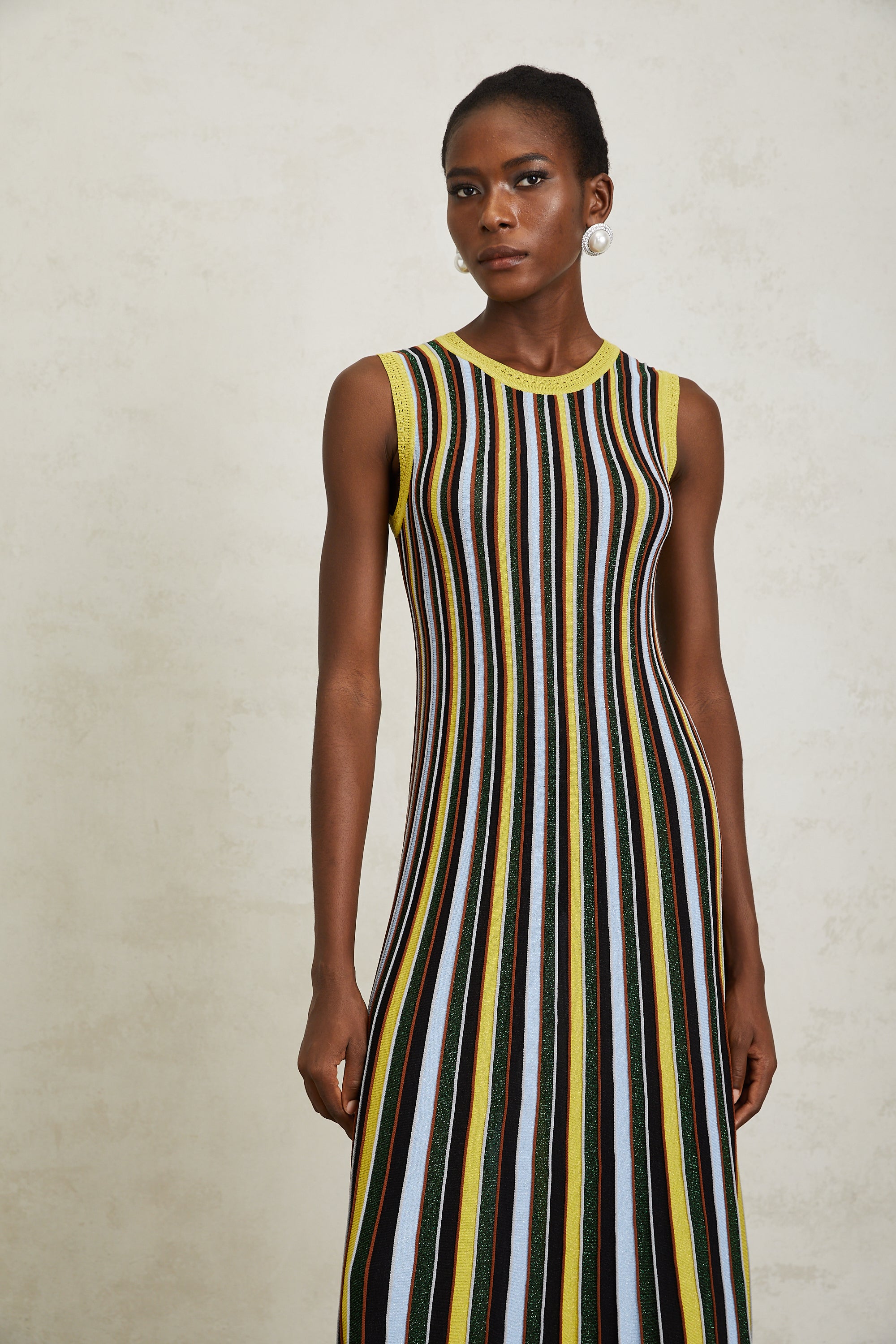 فستان كليمانس متوسط الطول محبوك بخطوط عمودية صفراء
