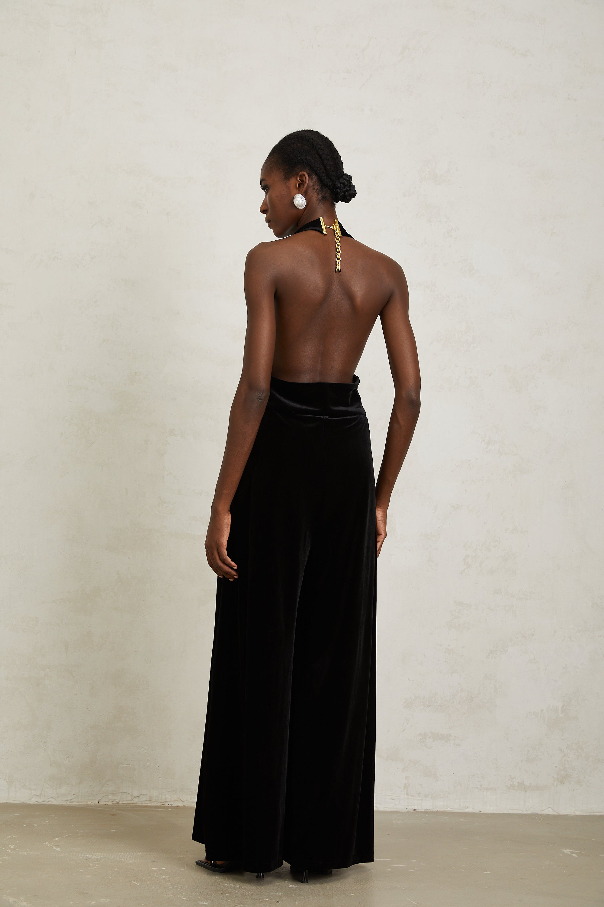 Schwarzer Neckholder-Jumpsuit aus Samt „Valentine“