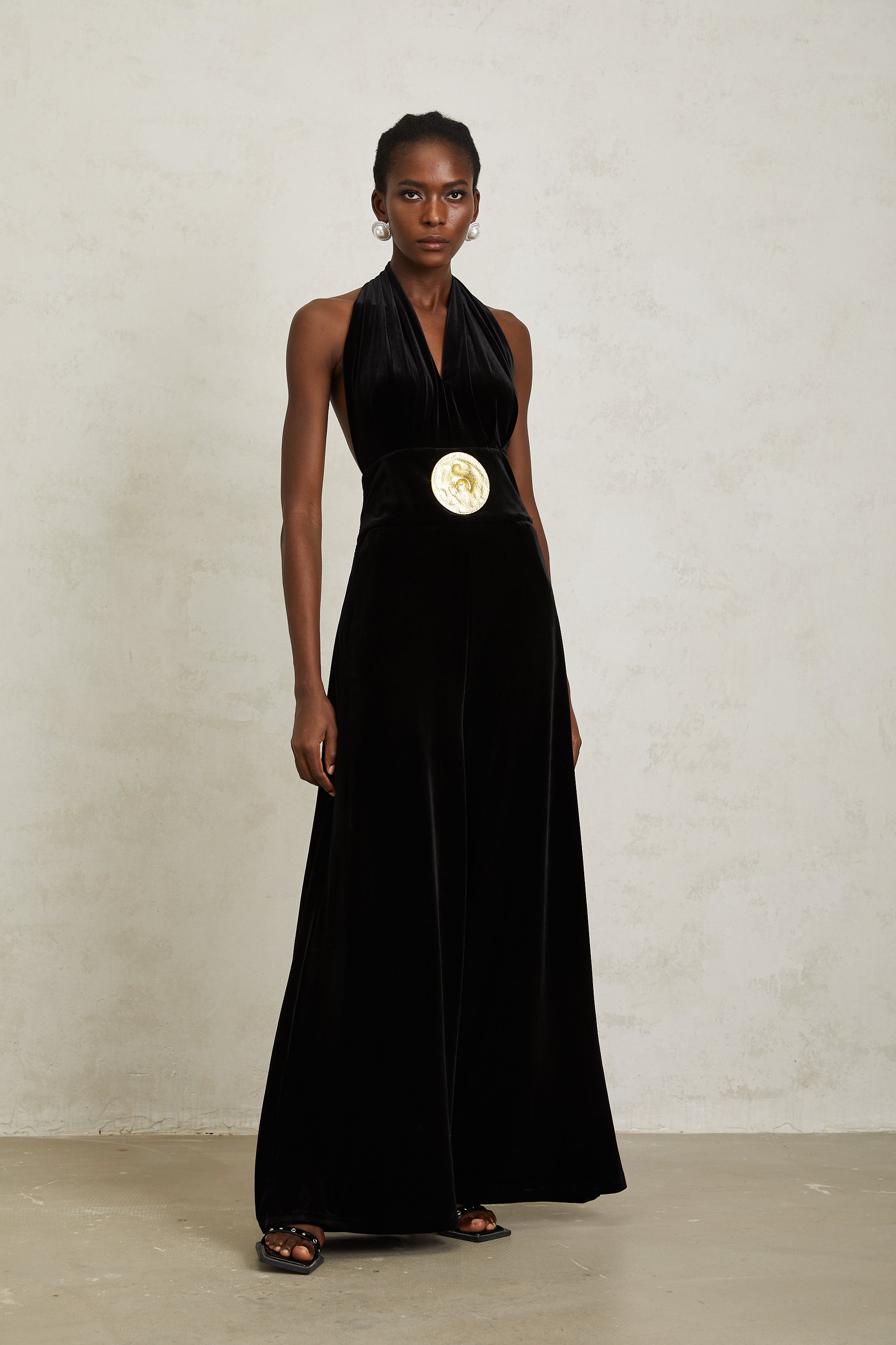 Schwarzer Neckholder-Jumpsuit aus Samt „Valentine“