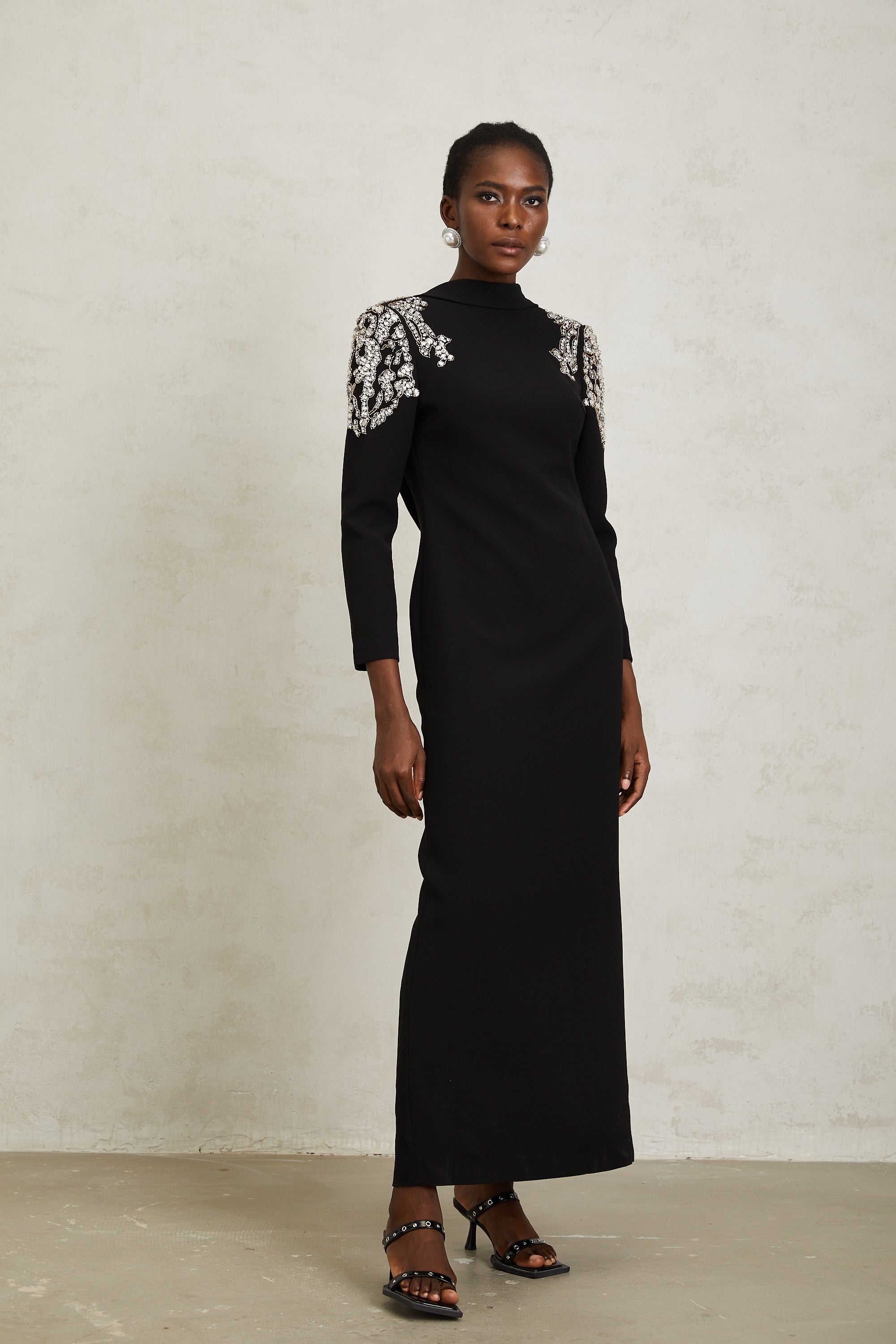 Lidia – Schwarzes, verziertes Maxikleid mit offenem Rücken