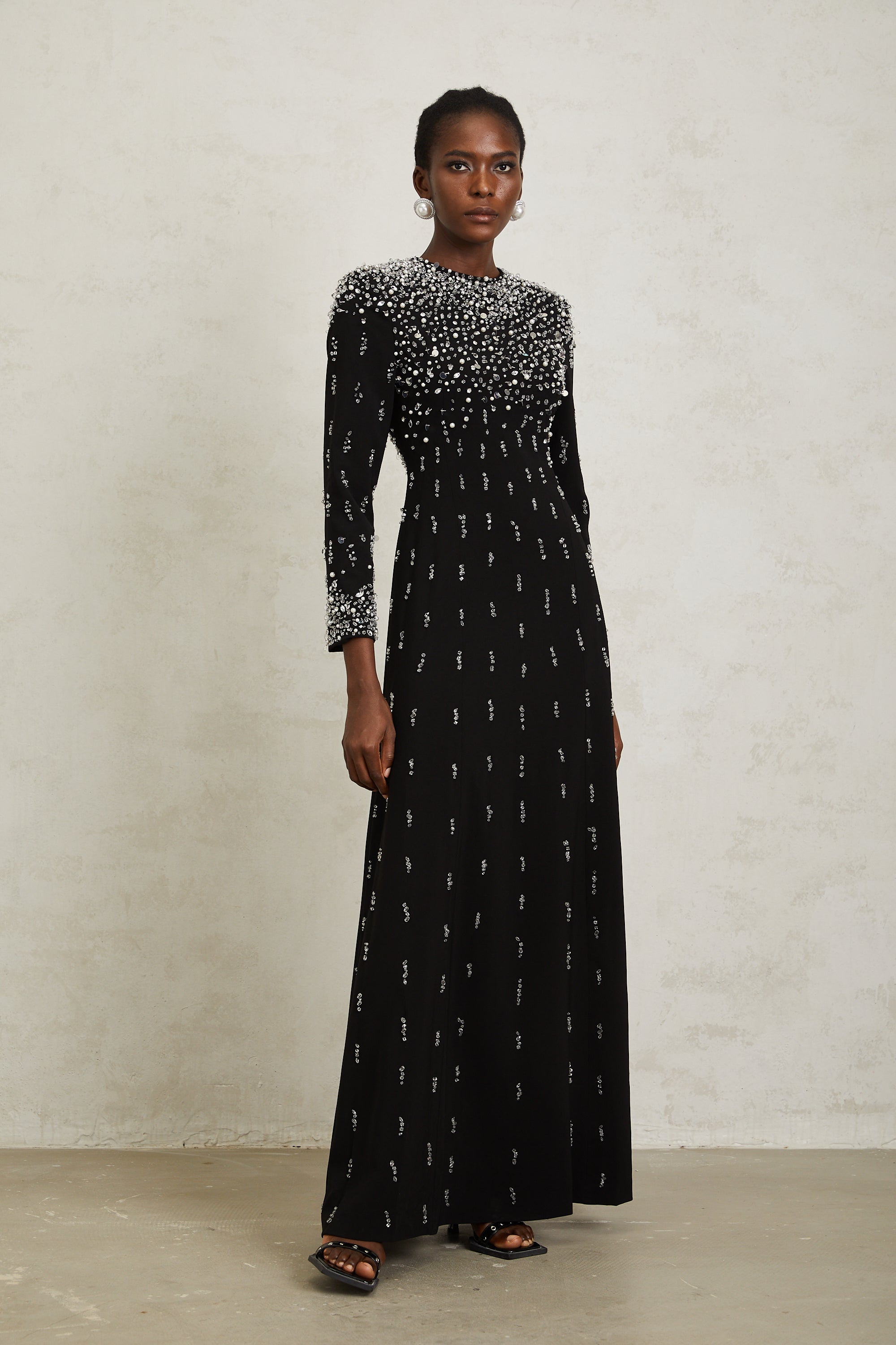 فستان مارغريتا ماكسي أسود مزين